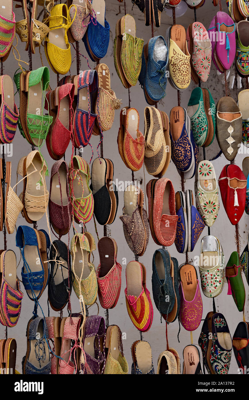 Bunte Schuhe zum Verkauf hängenden außerhalb einen Shop, eine sehr typische Szene der Stadt Essaouira, Marokko, Nordafrika. Stockfoto