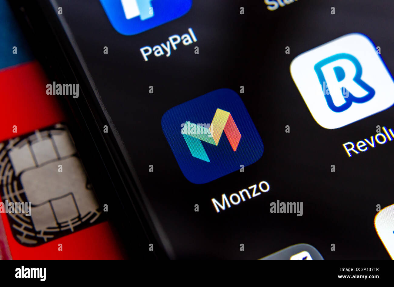 Monzo und Revolut bank Apps auf dem Bildschirm des Smartphones, die nächste Karte zu Bank. Stockfoto