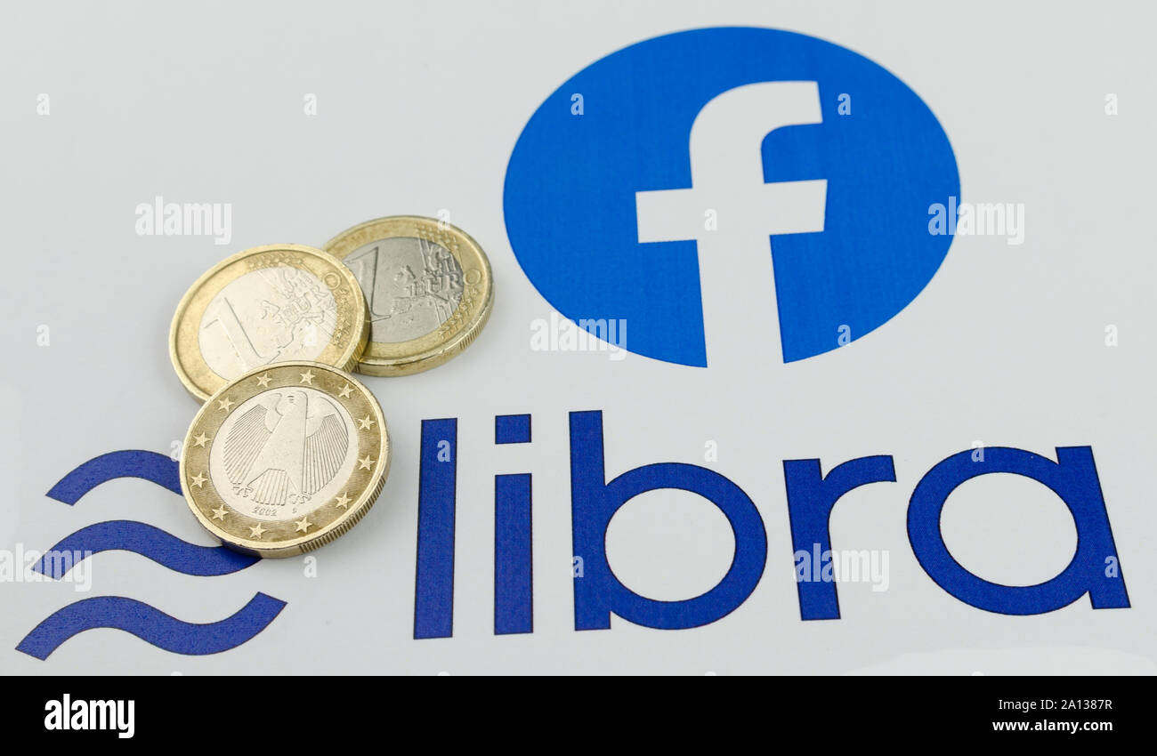 Facebook Waage cryptocurrency Logos gedruckt und die Euro-münzen neben Ihnen. Nahaufnahme Foto mit geringer Tiefenschärfe. Stockfoto