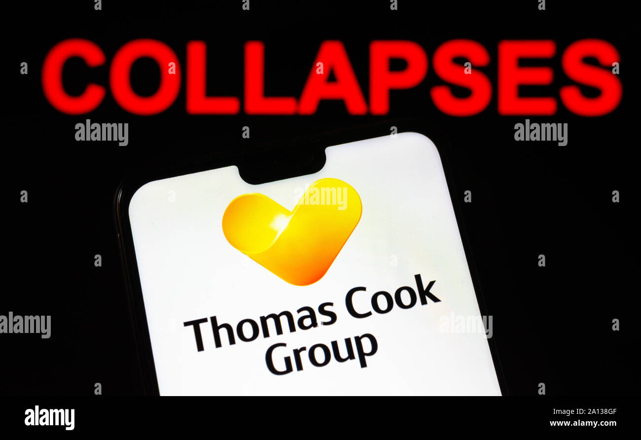 Thomas Cook Group Logo auf dem Smartphone und rotes Wort 'zusammenbricht' in den Hintergrund. Illustrativ für die Nachrichten über Travel Company Liquidation. Stockfoto