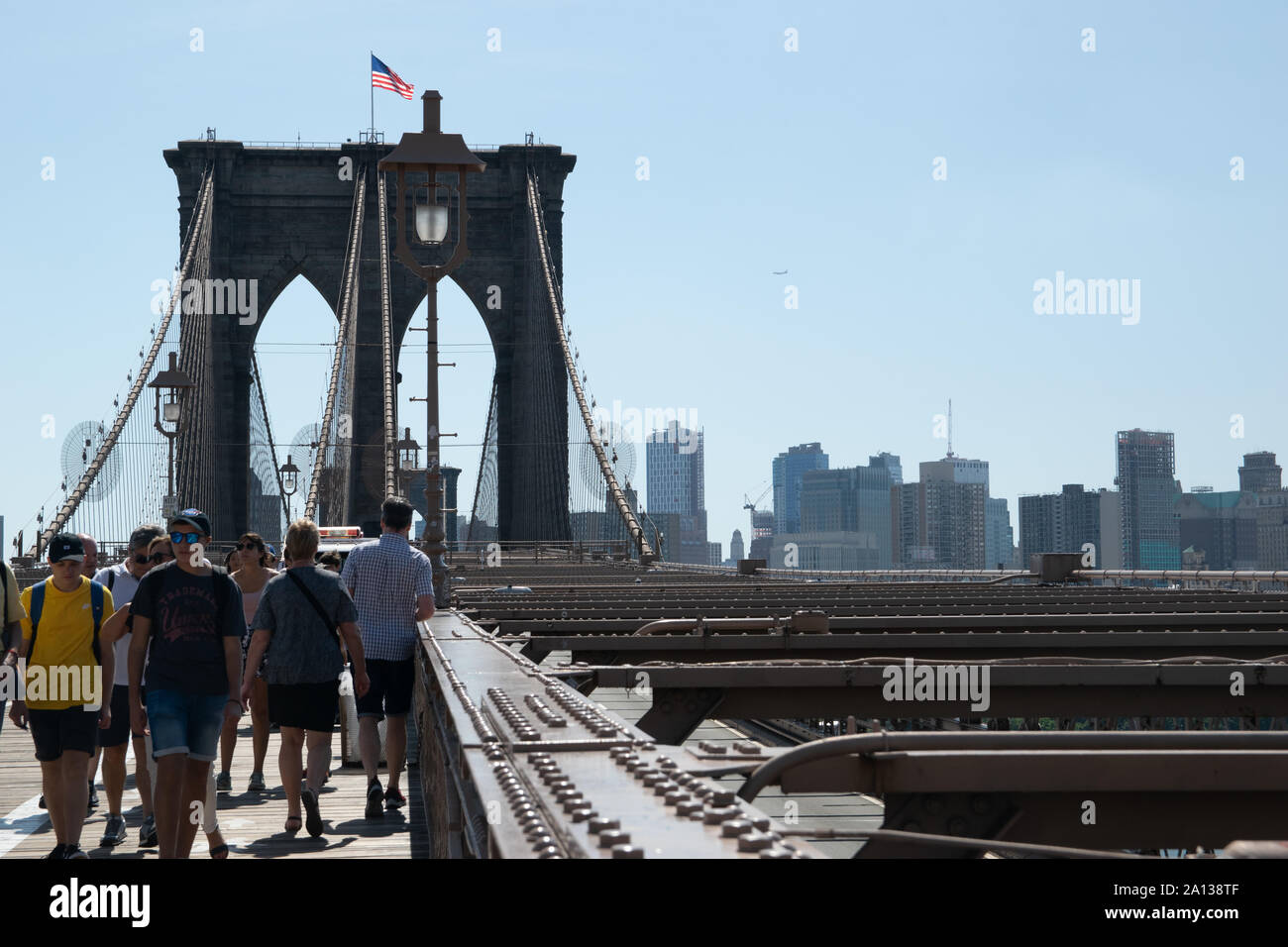 Menschen sterben Brroklyn Brücke überqueren, weil sie sowohl eine tolle Aussicht in Brooklyn als Available in die Skyline von Lower Manhattan bietet. Stockfoto
