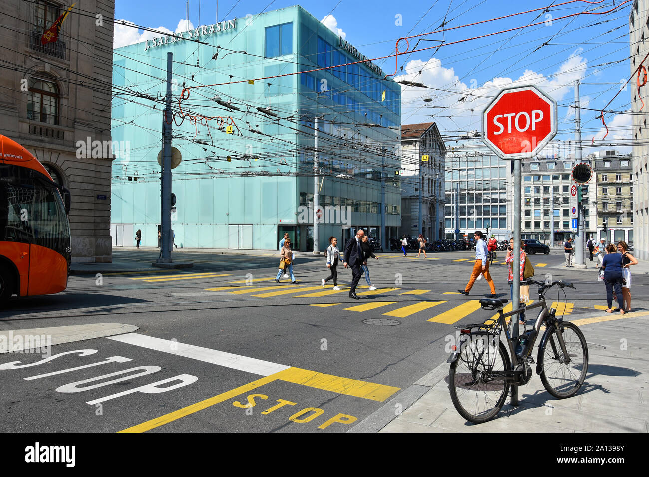 Berühmte Zentrum von Genf mit street Trafic und J. Safra Sarasin Bank Hauptsitz in der Rue du Rhone 70, in der Nähe von Place de Bel-air. Stockfoto