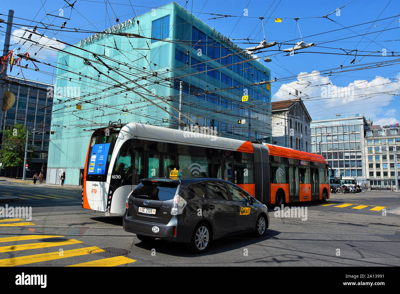 Berühmte Zentrum von Genf mit street Trafic und J. Safra Sarasin Bank Hauptsitz in der Rue du Rhone 70, in der Nähe von Place de Bel-air. Stockfoto