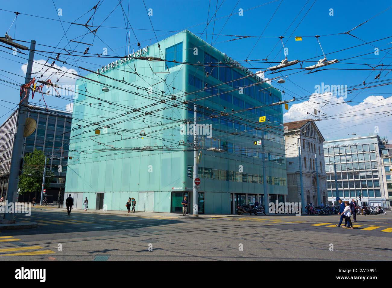 Berühmte Zentrum von Genf mit street Trafic und J. Safra Sarasin Bank Hauptsitz in der Rue du Rhone 70, in der Nähe von Place de Bel-air. Stockfoto