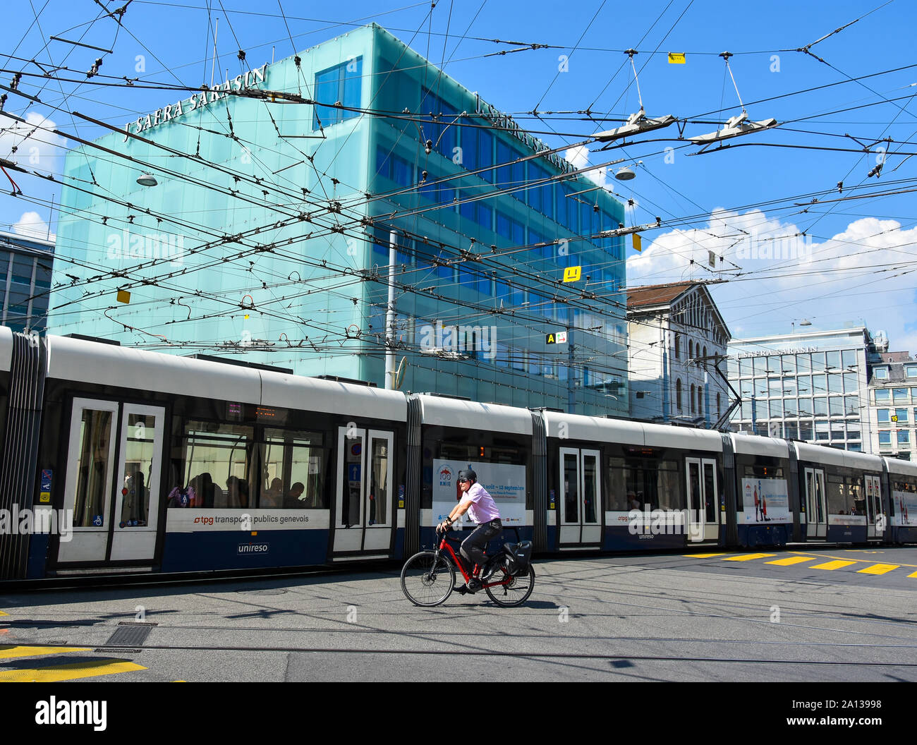 Berühmte Zentrum von Genf mit street Trafic und J. Safra Sarasin Bank Hauptsitz in der Rue du Rhone 70, in der Nähe von Place de Bel-air. Stockfoto