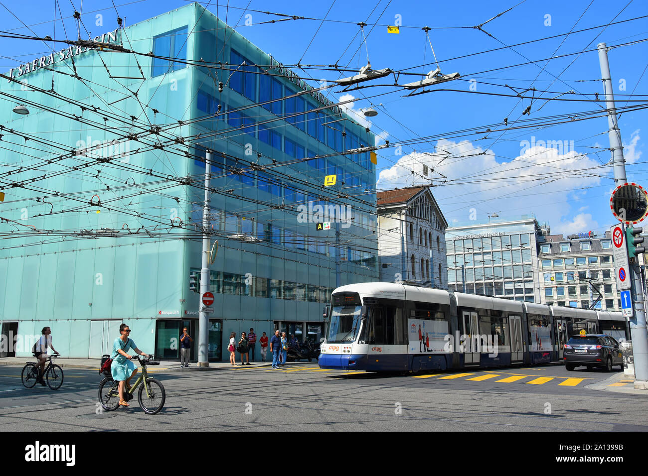Berühmte Zentrum von Genf mit street Trafic und J. Safra Sarasin Bank Hauptsitz in der Rue du Rhone 70, in der Nähe von Place de Bel-air. Stockfoto