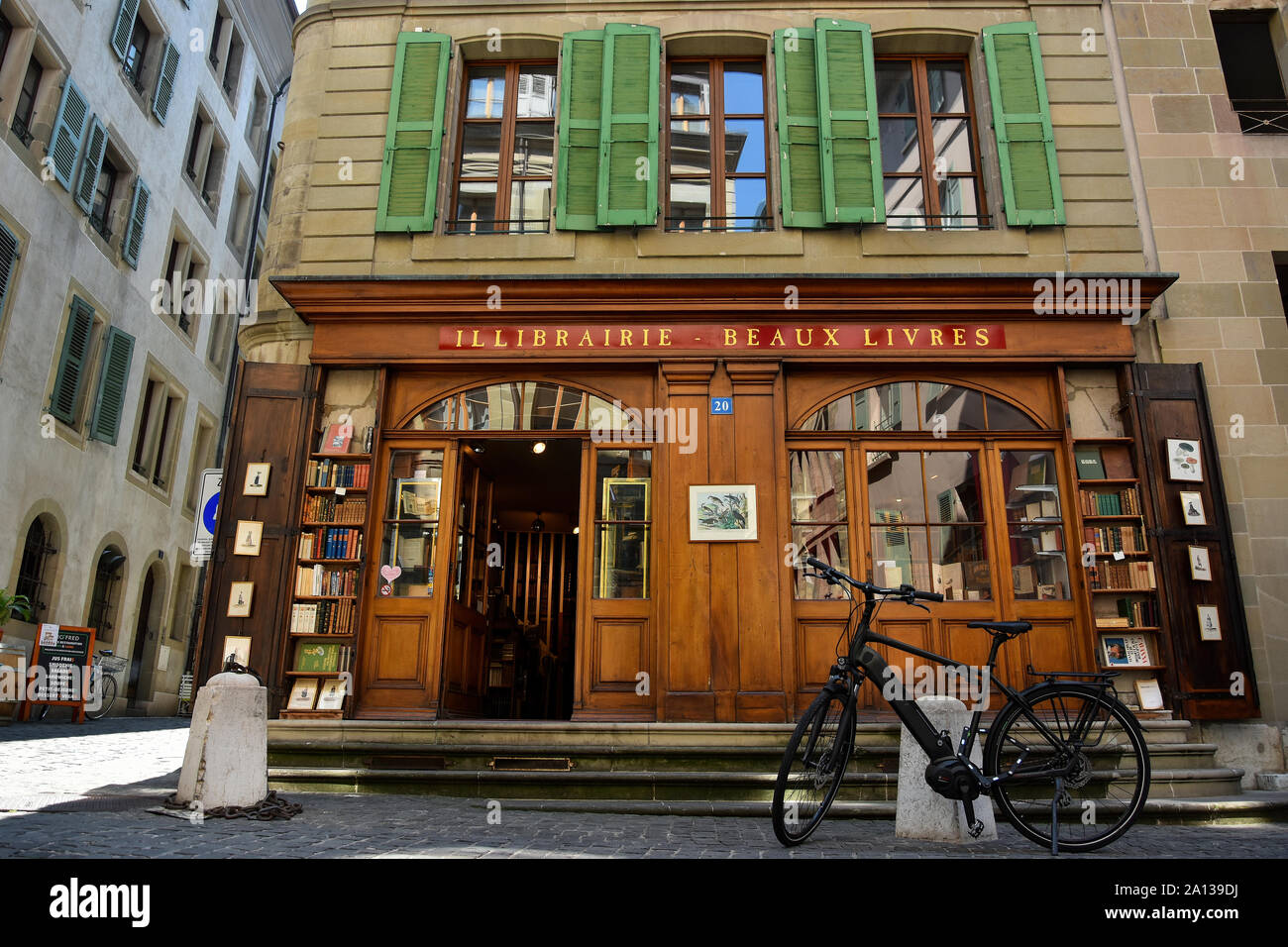 Genf, Schweiz - 29 AUGUST 2019. Altstadt Hauptstraße von Genf mit ILLIBRAIRIE - Beaux livres Gebäude an der berühmten Grand Rue, Schweiz Stockfoto