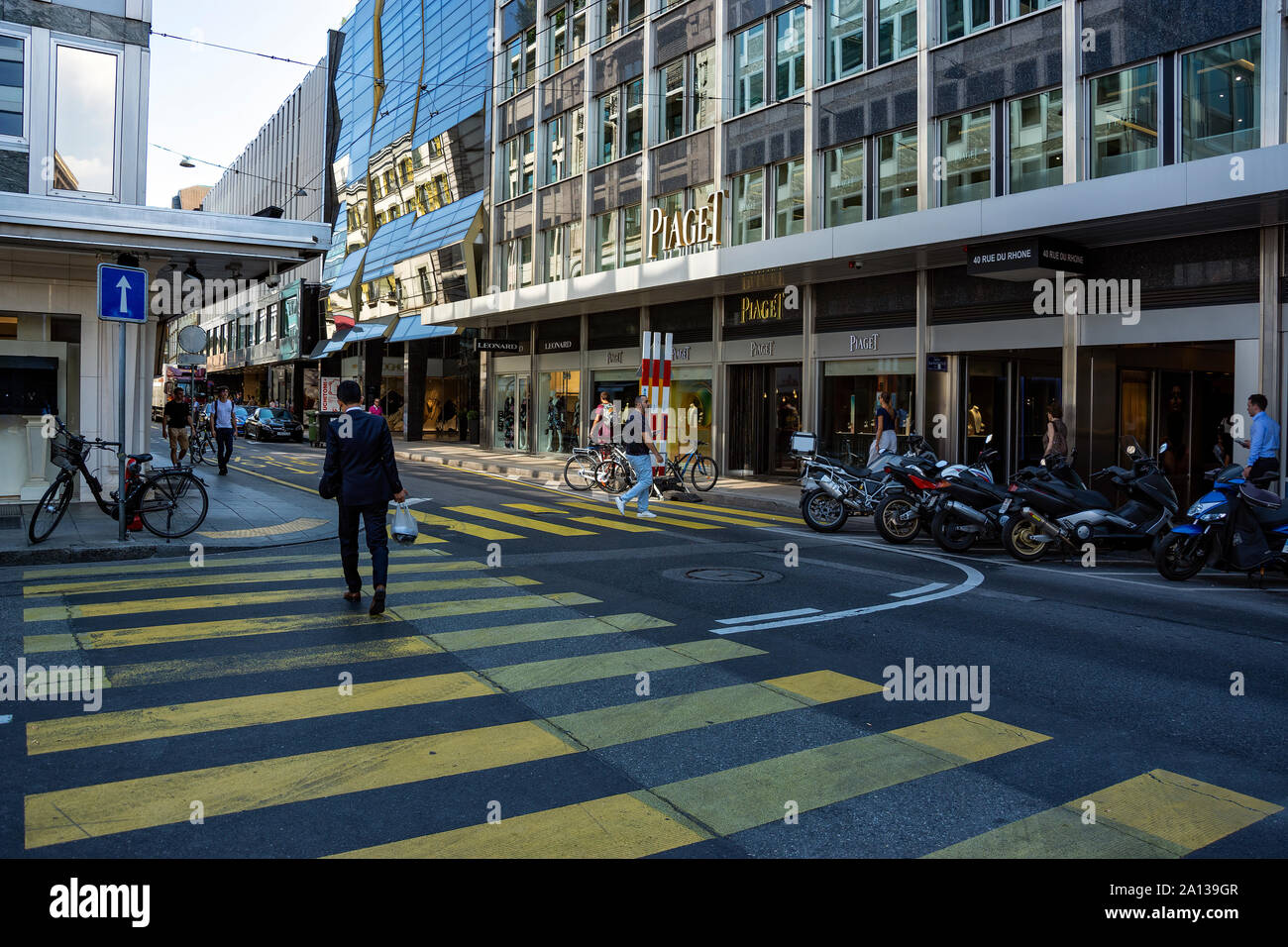 Berühmten Rue du Rhone street view mit Verkehr Straße und Fassade des berühmten Piaget Luxus Uhrmacher und Juwelier Genf, Schweiz. Stockfoto