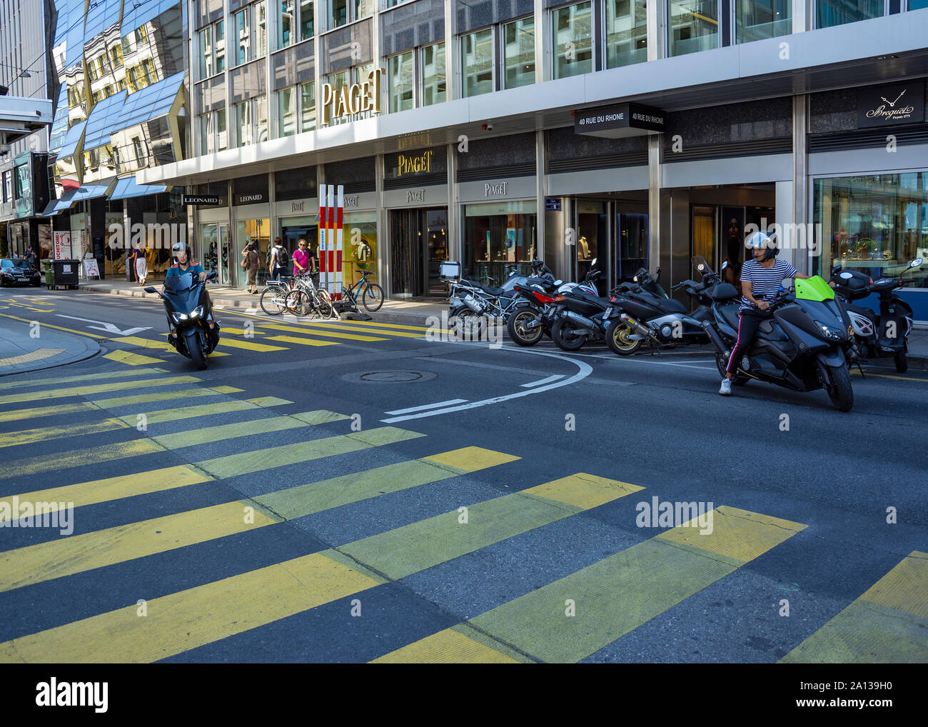 Berühmten Rue du Rhone street view mit Verkehr Straße und Fassade des berühmten Piaget Luxus Uhrmacher und Juwelier Genf, Schweiz. Stockfoto
