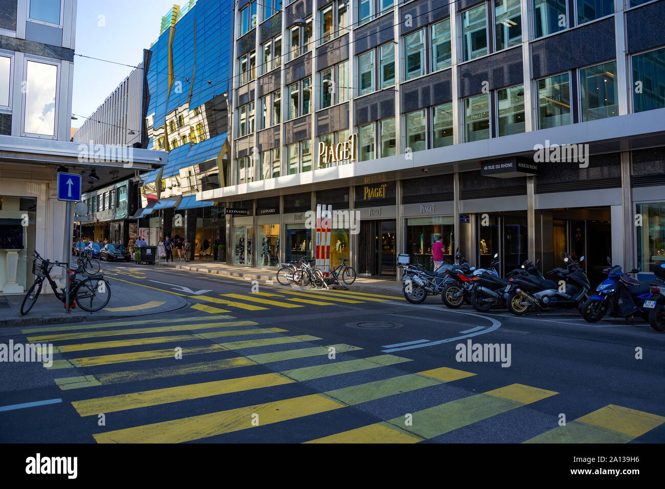 Berühmten Rue du Rhone street view mit Verkehr Straße und Fassade des berühmten Piaget Luxus Uhrmacher und Juwelier Genf, Schweiz. Stockfoto