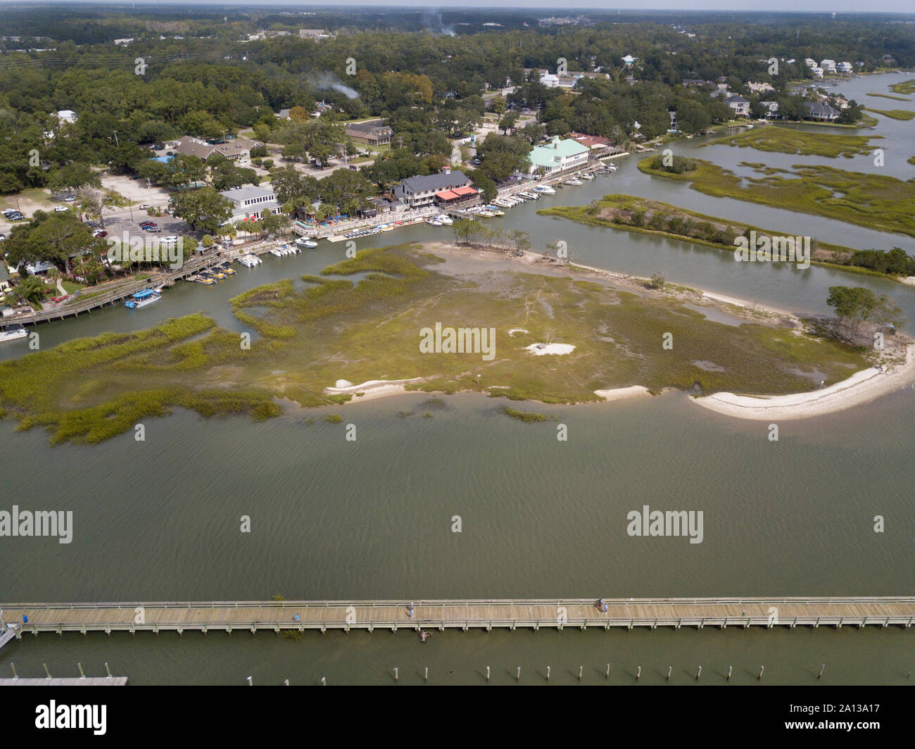 Luftaufnahme von Murrells Inlet, South Carolina, der Promenade und der Seebrücke. Stockfoto