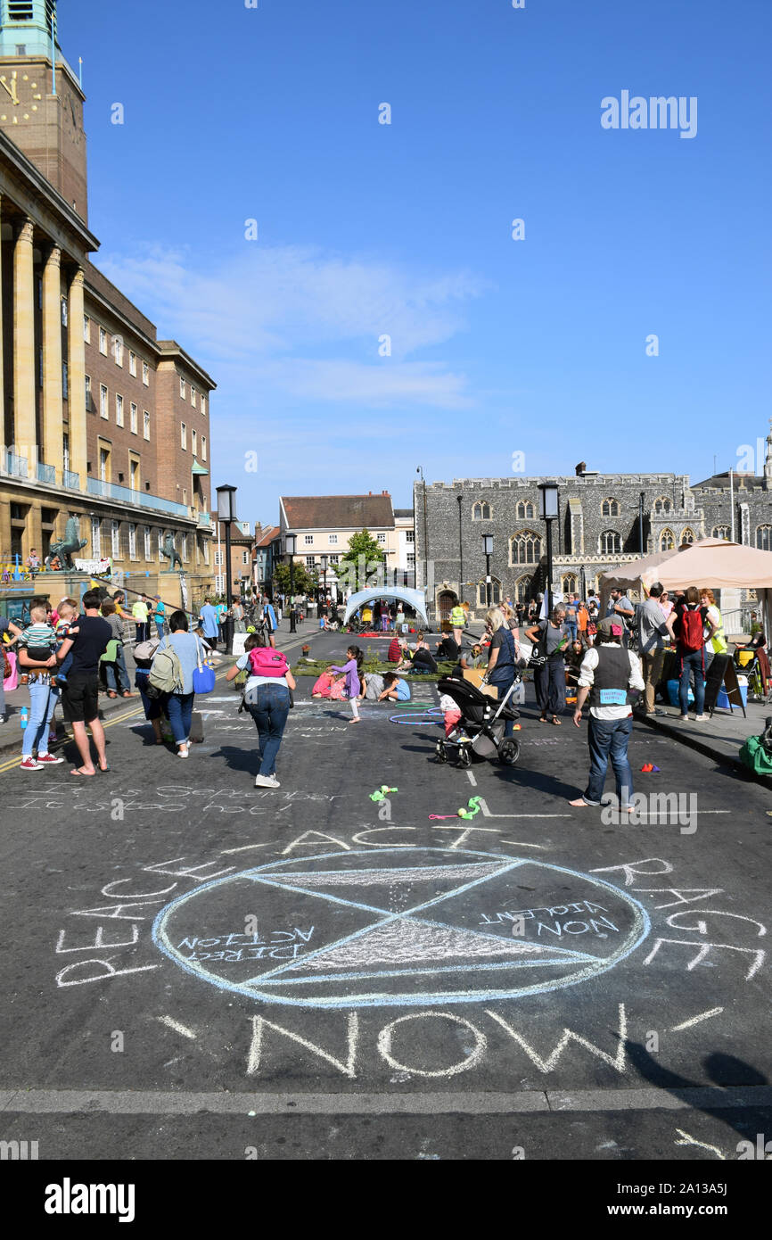 Autofreier Tag Norwich Großbritannien Sonntag, den 22. September 2019. Aussterben Rebellion geschlossen aus St. Peter Straße gegenüber der City Hall für den Tag Stockfoto