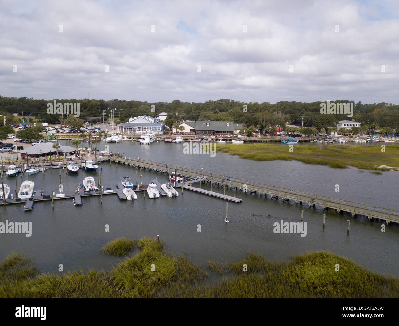 Niedrige Luftaufnahme von Murrells Inlet, South Carolina und Waterfront. Stockfoto
