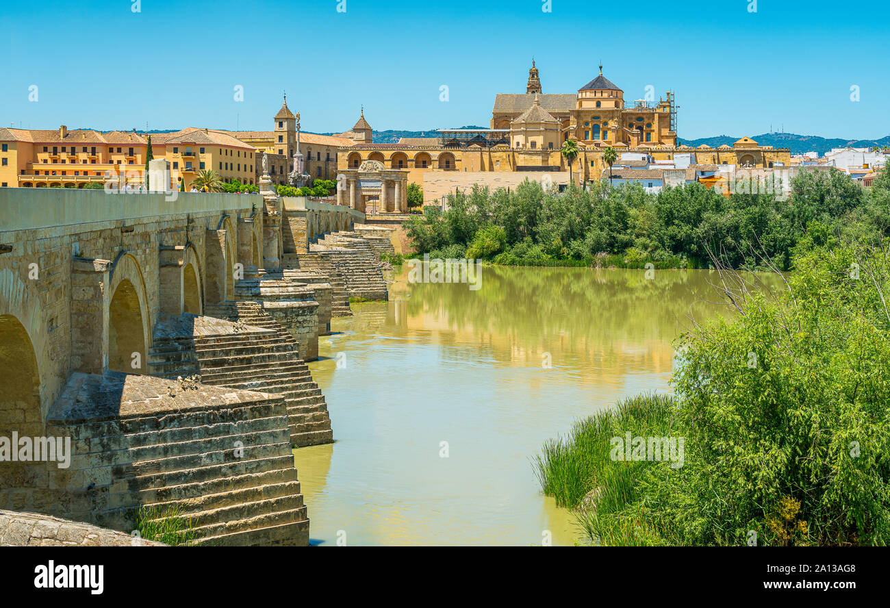 Panoramischer Anblick in Cordoba, mit der Römischen Brücke und Mezquita auf dem Guadalquivir Fluss. Andalusien, Spanien. Stockfoto