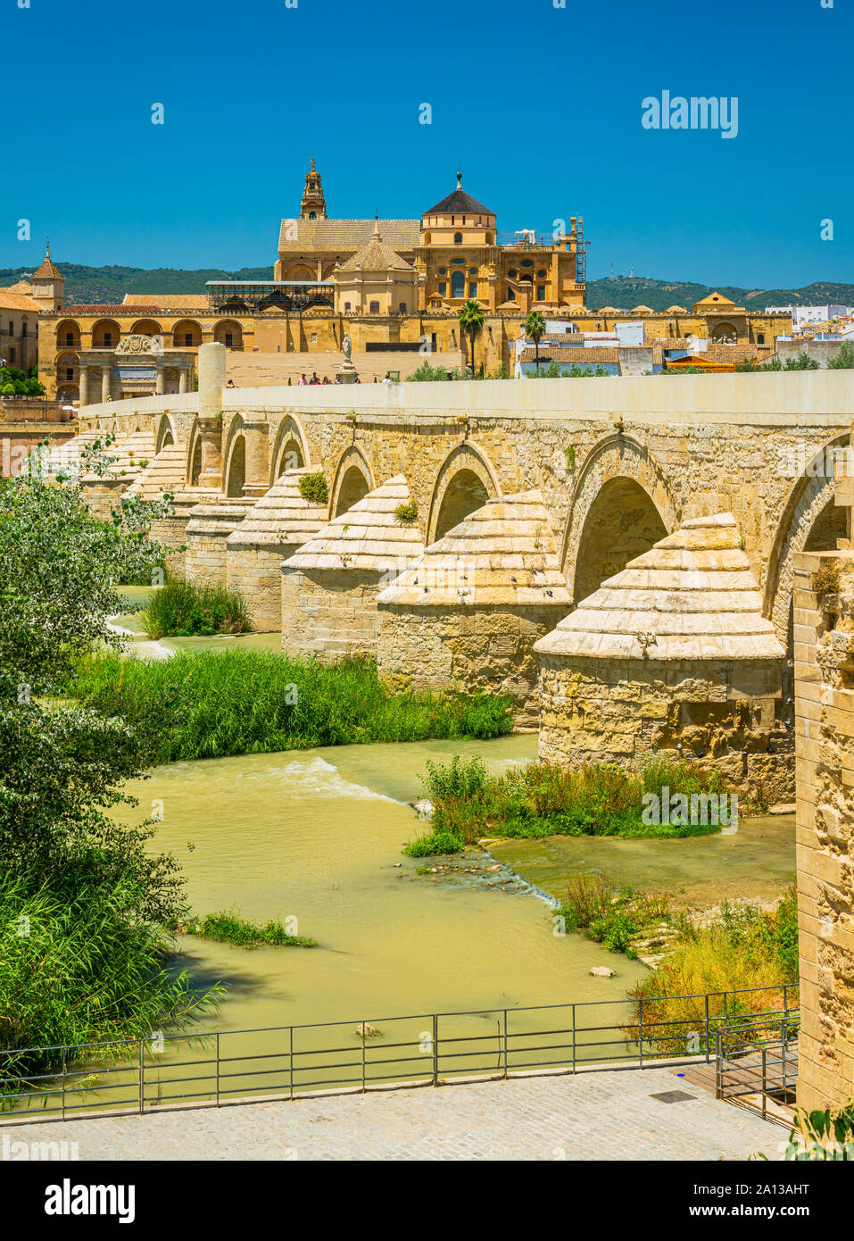 Panoramischer Anblick in Cordoba, mit der Römischen Brücke und Mezquita auf dem Guadalquivir Fluss. Andalusien, Spanien. Stockfoto