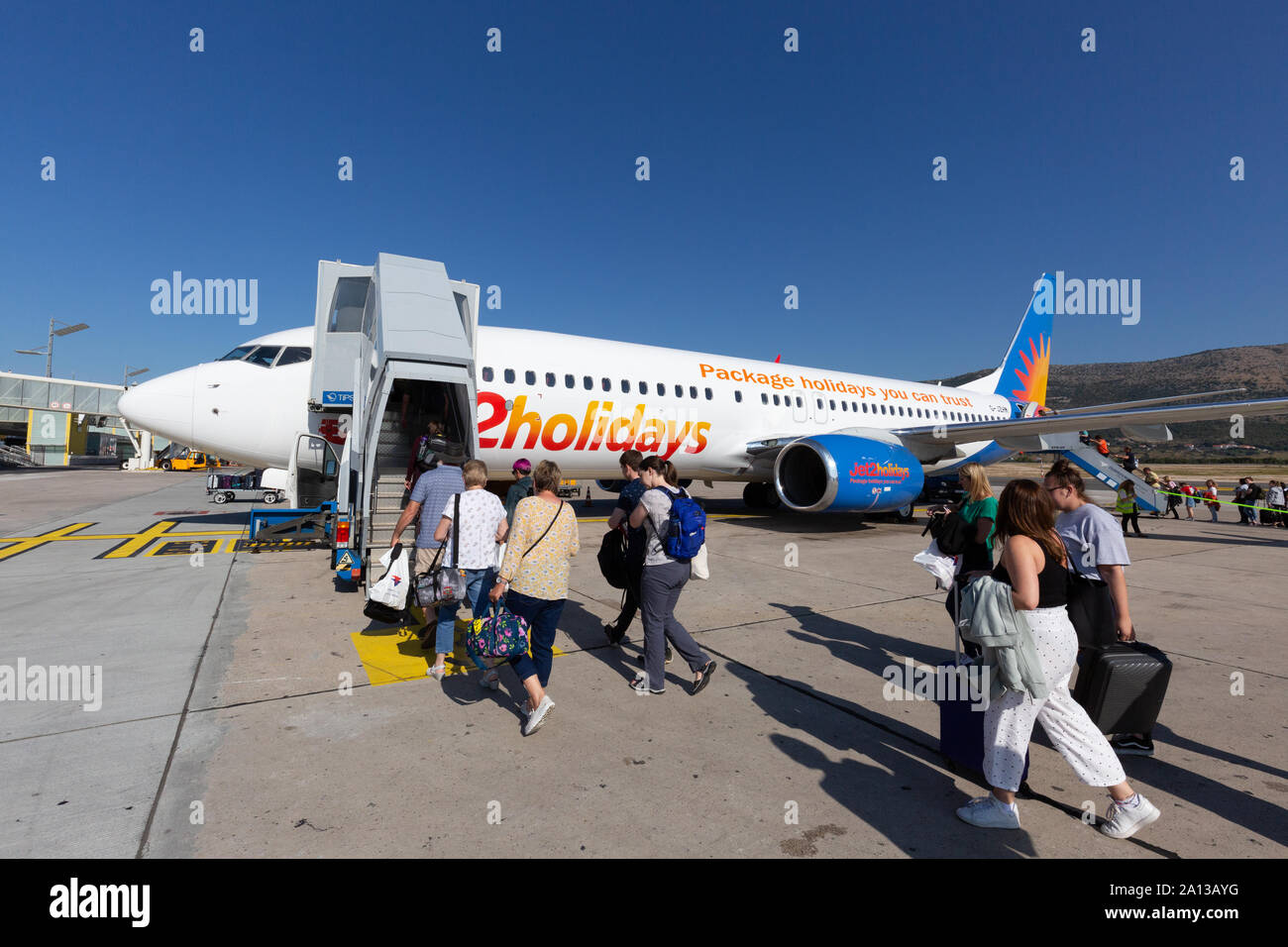 Jet2 Urlaub Pauschalreisen; Fluggäste ein Jet2 Urlaub Flugzeug am Flughafen Dubrovnik, Dubrovnik Kroatien Europa Stockfoto