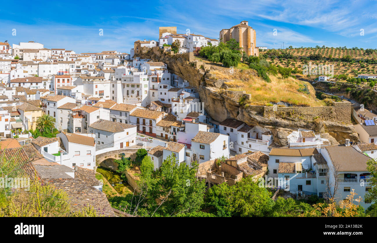 Das schöne Dorf Setenil de las Bodegas, Provinz Cádiz, Andalusien, Spanien. Stockfoto