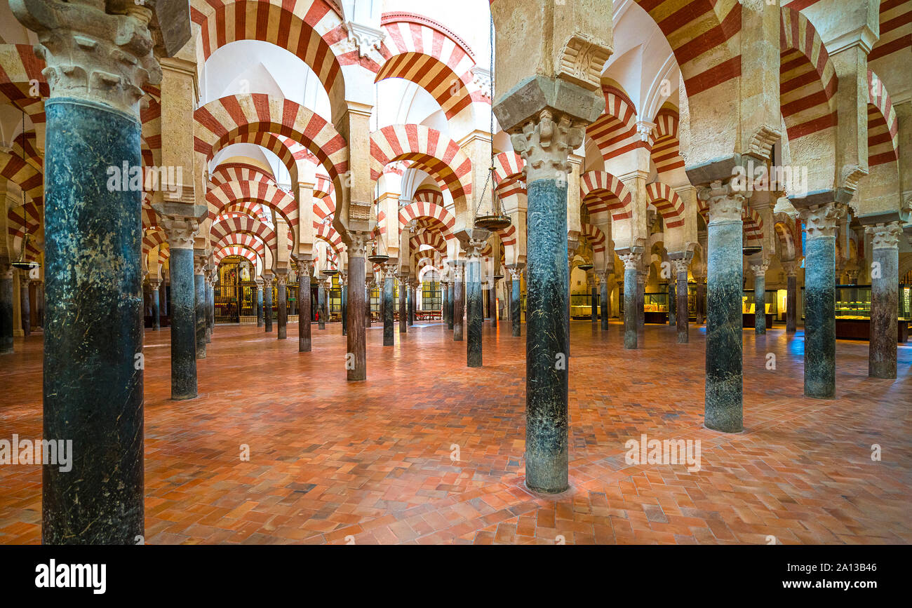 Malerische indoor Blick in die Moschee - die Kathedrale von Cordoba. Andalusien, Spanien. Stockfoto