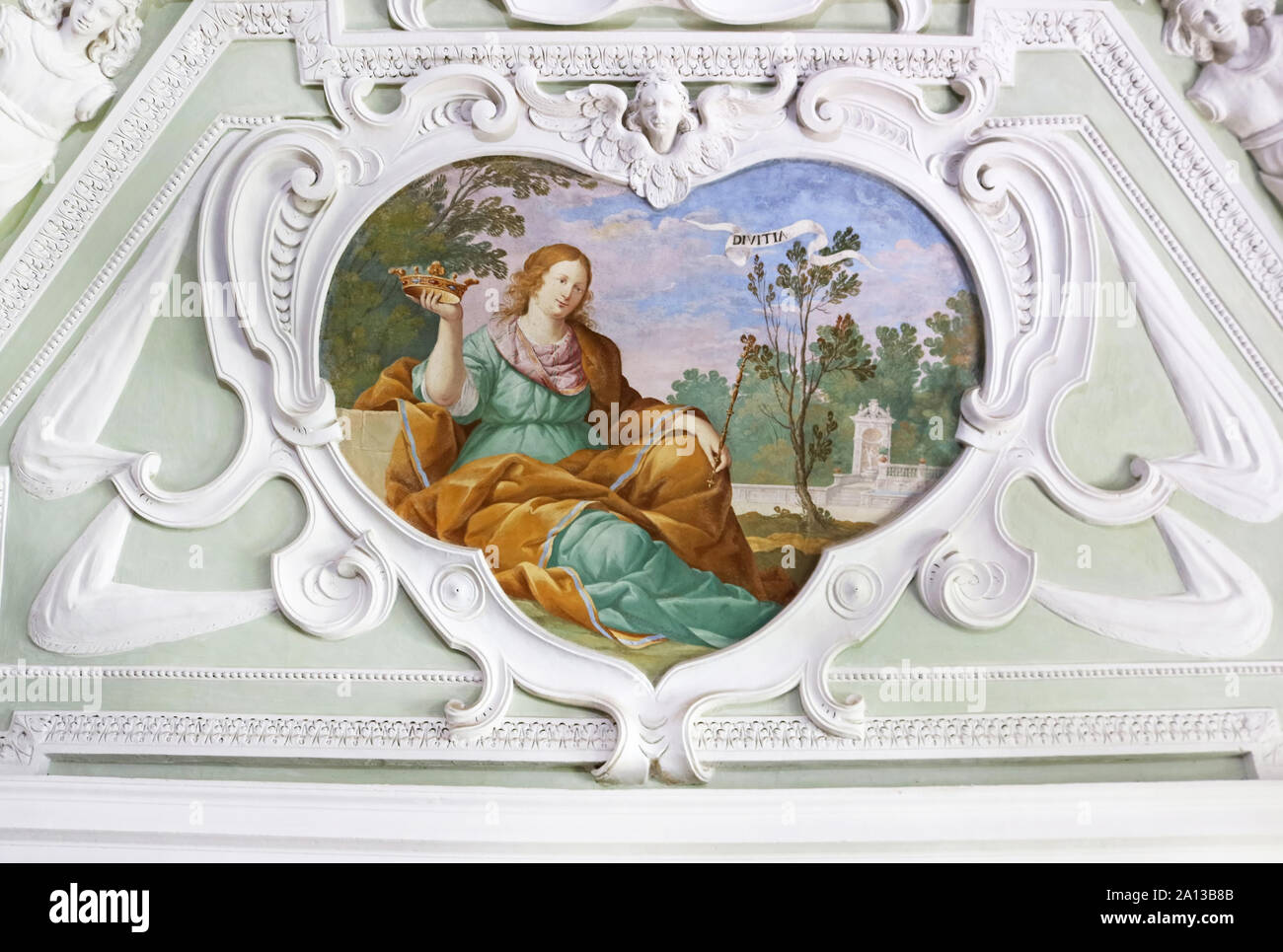 CASTA, SLOWAKEI - 31. AUGUST 2019: das Innere der mittelalterlichen Cerveny Kamen (Rot Stown) Schloss. Decke dekoriert mit Modellierung und Gemälde Stockfoto