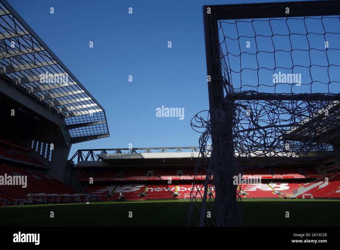 Hinter den Toren, die Kop, Anfield Stadium, Liverpool. Stockfoto