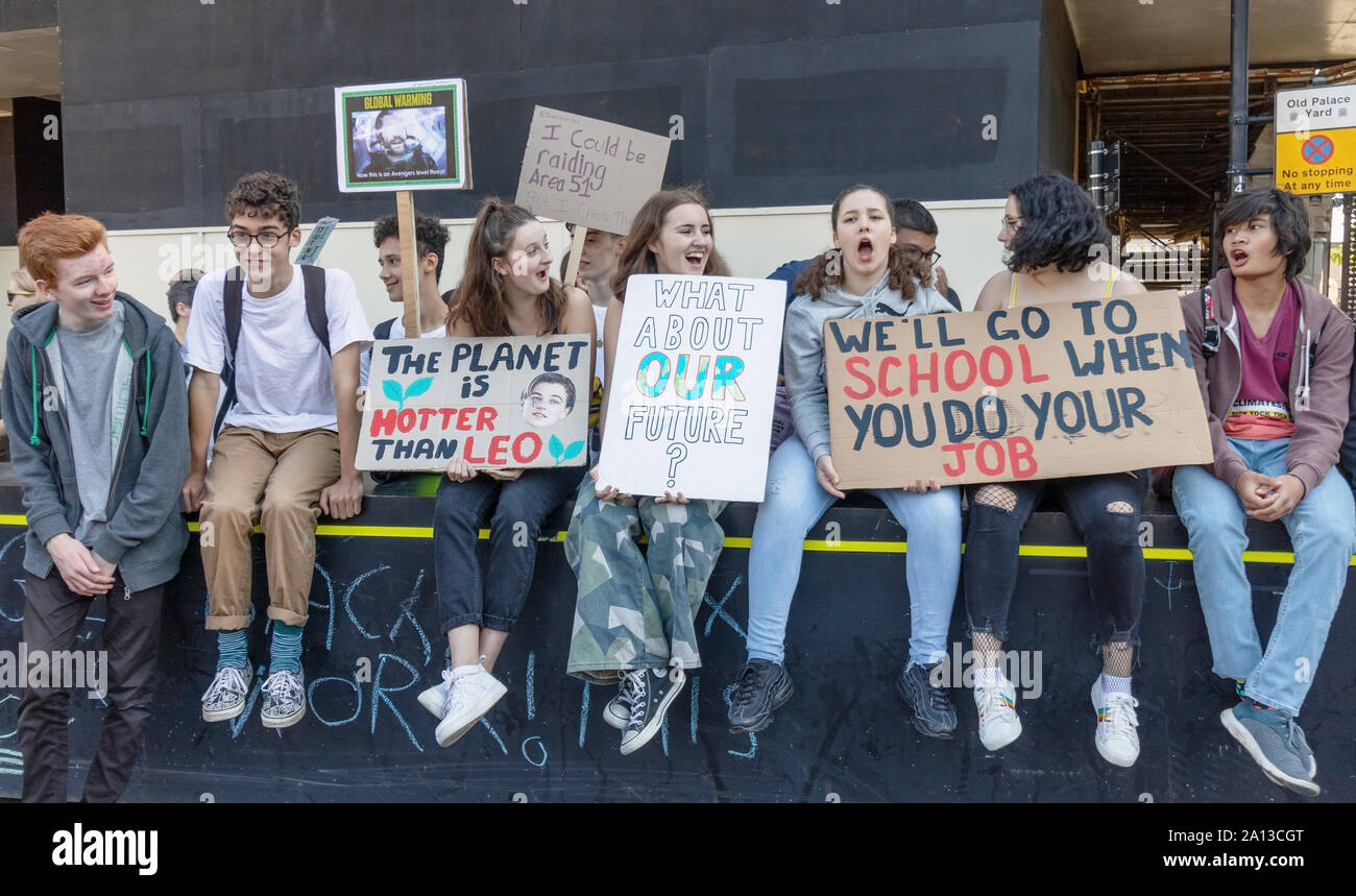London/Großbritannien - 20. September 2019 - Junge Klimawandel Aktivist halten Schilder beim Demonstrieren in Westminster an der Klima Streik Stockfoto