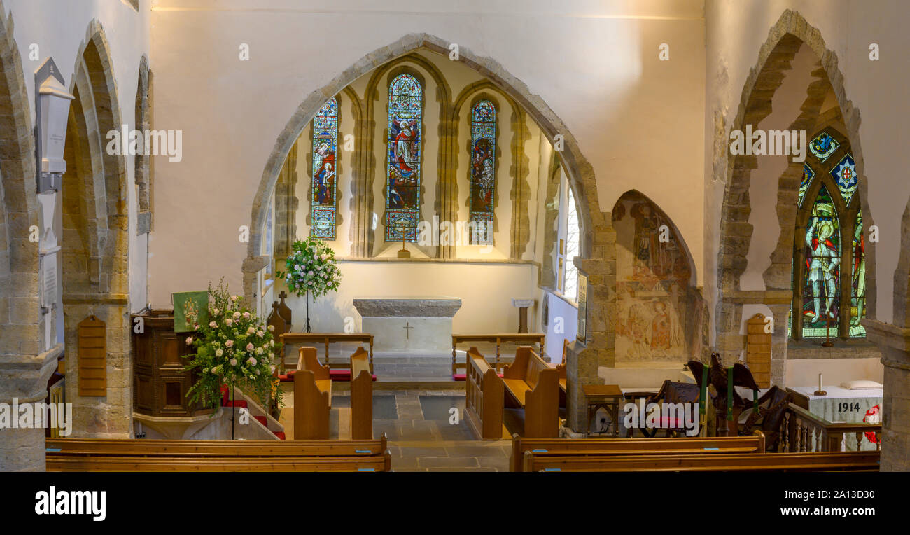 Innenansicht, die darstellt, Kirchenschiff und Altar in St. Peter ad Vincula Pfarrkirche Wisborough Green, West Sussex, England, Großbritannien Stockfoto