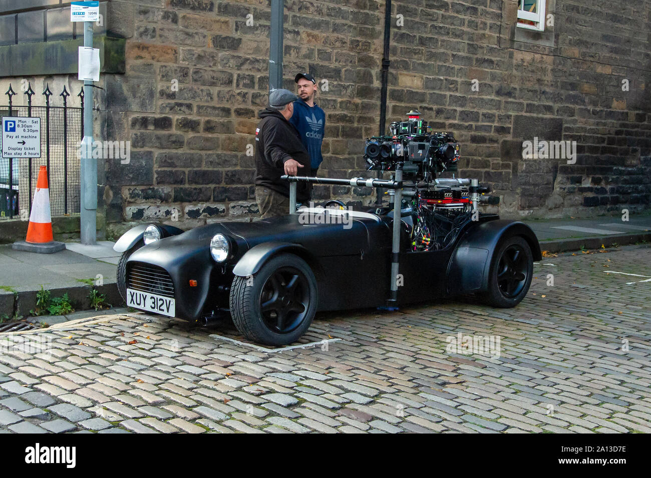 Zwei Besatzungsmitglieder neben einer der Kamera Fahrzeuge. Fast & Furious 9 hat die Produktion in Edinburgh gewickelt, nach einigen Wochen der Dreharbeiten für den neuesten Film im High-octane Verfolgungsjagd Franchise. Die letzten Szenen waren heute auf Melville Street, einem hübschen Georgian Terrace in der Hauptstadt West End erschossen. Stunt drivers, für Stars wie Vin Diesel, fuhr ihre Muscle Cars nach oben und unten die Straße, neben der Kamera. Fast & Furious 9 wird am 22. Mai 2020. Stockfoto