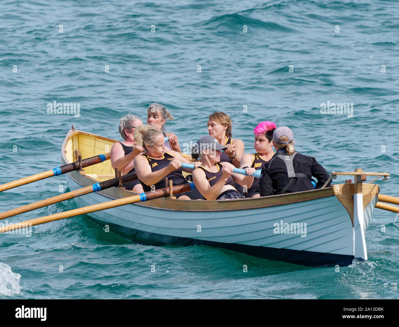 Frauen Rudern in Teams von sechs in traditioneller Handarbeit pilot gig Boote. Die jährliche West Country Fall zeichnet Teams aus Europa (London) Stockfoto