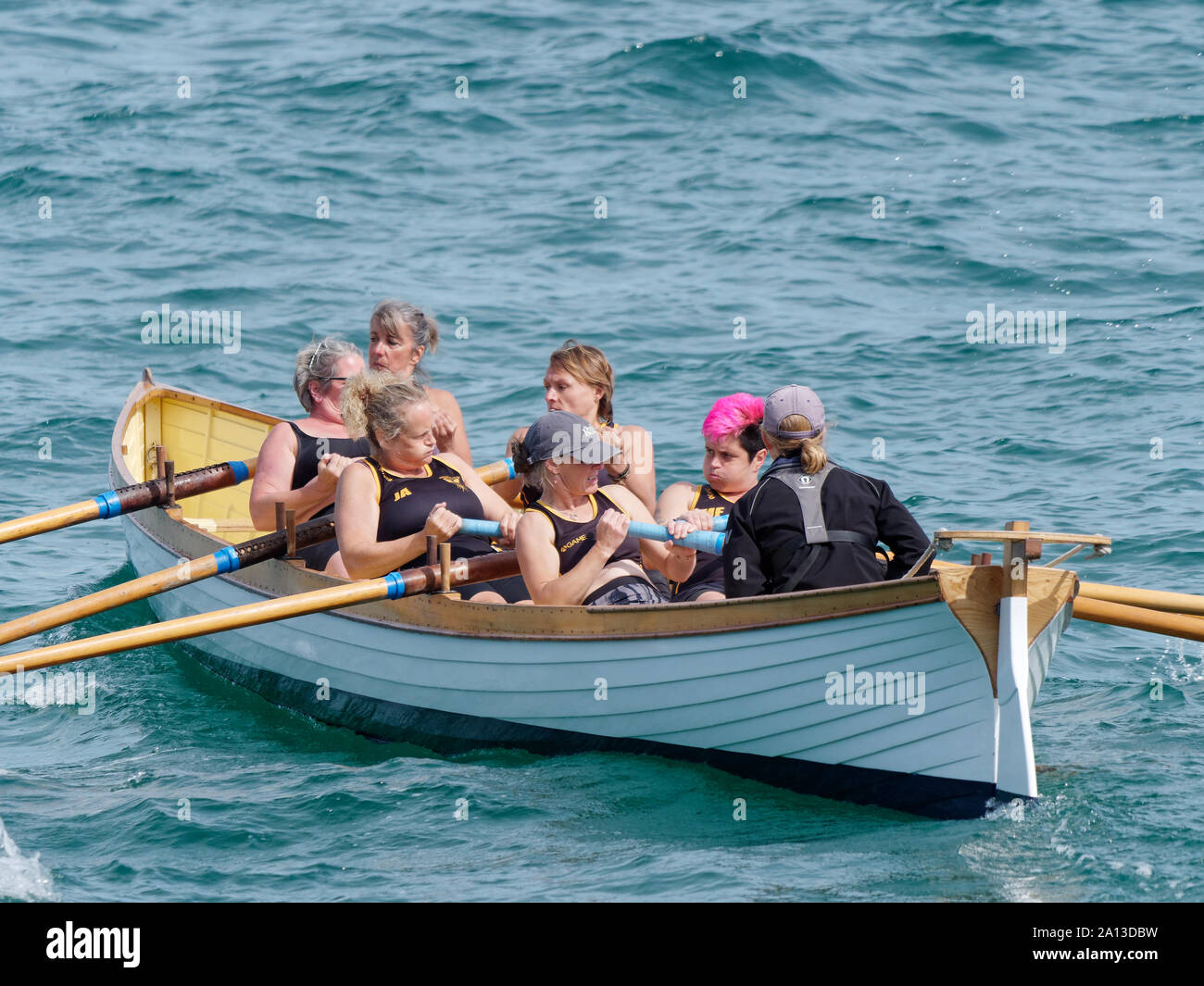 Frauen Rudern in Teams von sechs in traditioneller Handarbeit pilot gig Boote. Die jährliche West Country Fall zeichnet Teams aus Europa (London) Stockfoto
