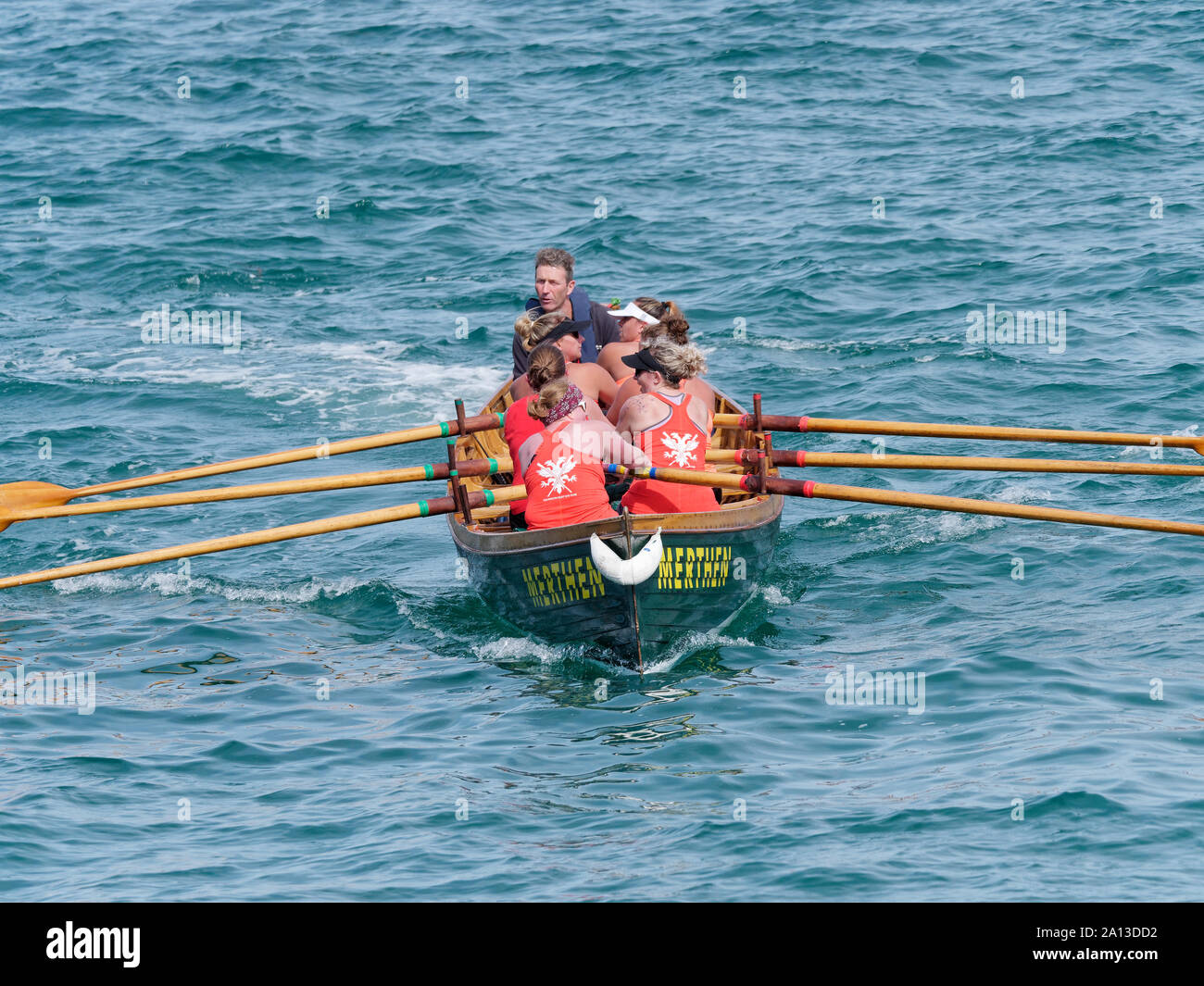 Frauen Rudern in Teams von sechs in traditioneller Handarbeit pilot gig Boote. Die jährliche West Country Fall zeichnet Teams aus Europa (London) Stockfoto