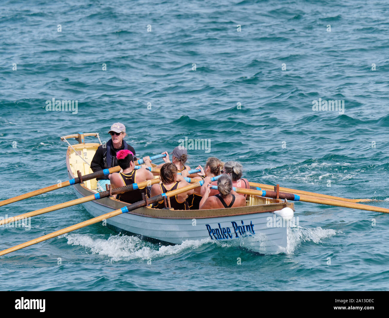 Frauen Rudern in Teams von sechs in traditioneller Handarbeit pilot gig Boote. Die jährliche West Country Fall zeichnet Teams aus Europa (London) Stockfoto