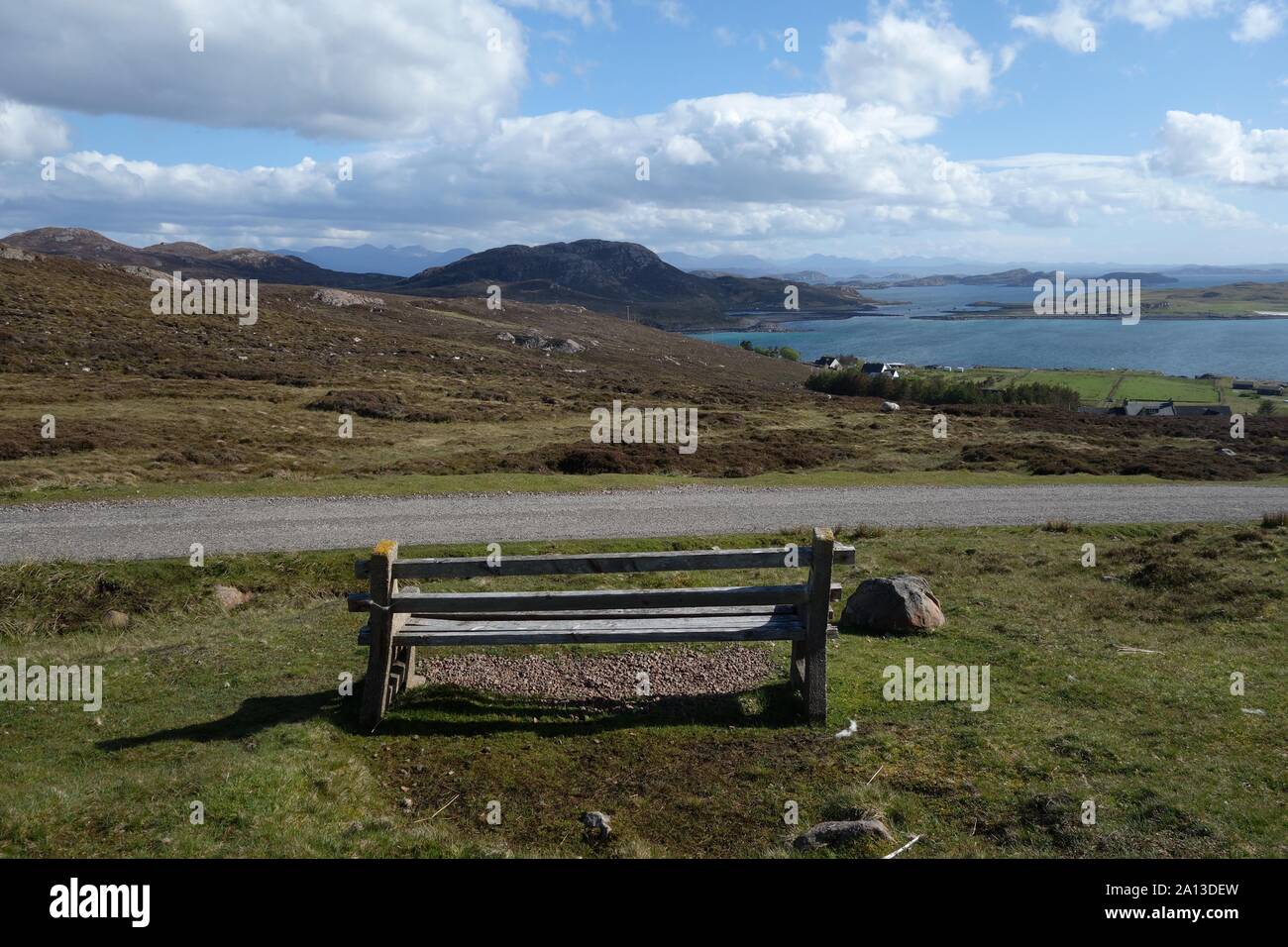 Die leere Sitzbank, schottisches Hochland im Sommer (Altandhu) Stockfoto