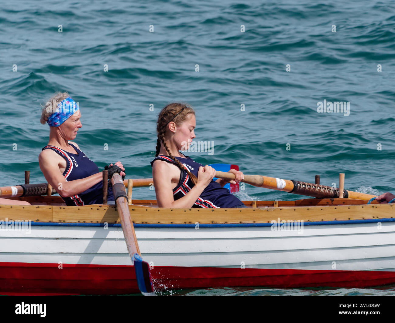 Frauen Rudern in Teams von sechs in traditioneller Handarbeit pilot gig Boote. Die jährliche West Country Fall zeichnet Teams aus Europa (London) Stockfoto
