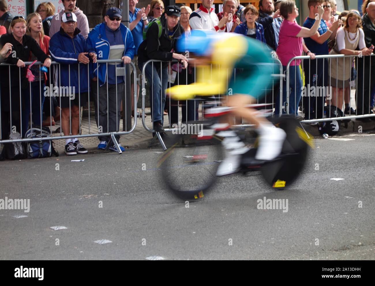 Sehr schneller Radfahrer in Bewegung, im Wettbewerb bei Glasgow Commonwealth Games Straßenrennen, 2014. Stockfoto