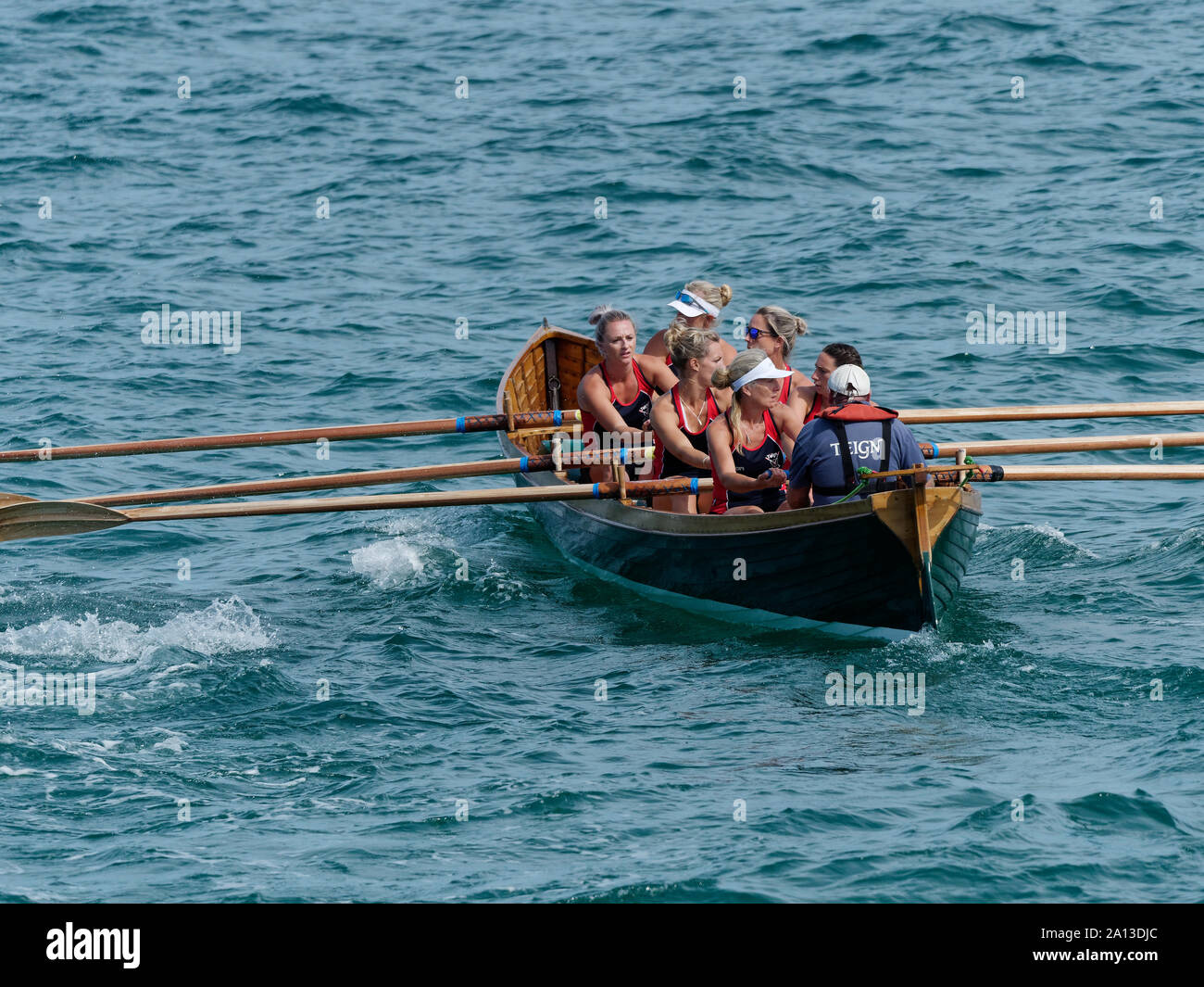 Frauen Rudern in Teams von sechs in traditioneller Handarbeit pilot gig Boote. Die jährliche West Country Fall zeichnet Teams aus Europa (London) Stockfoto