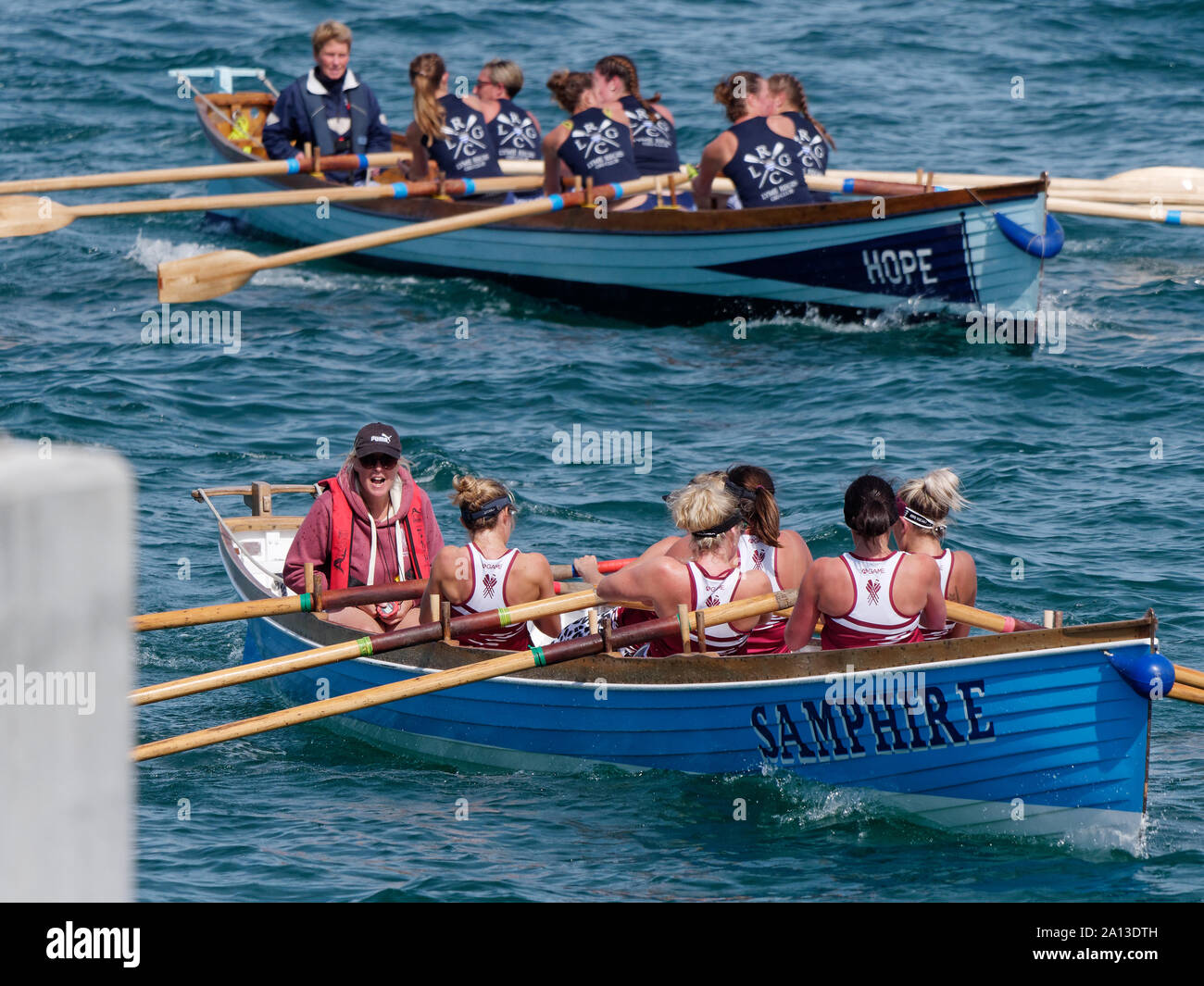 Frauen Rudern in Teams von sechs in traditioneller Handarbeit pilot gig Boote. Die jährliche West Country Fall zeichnet Teams aus Europa (London) Stockfoto