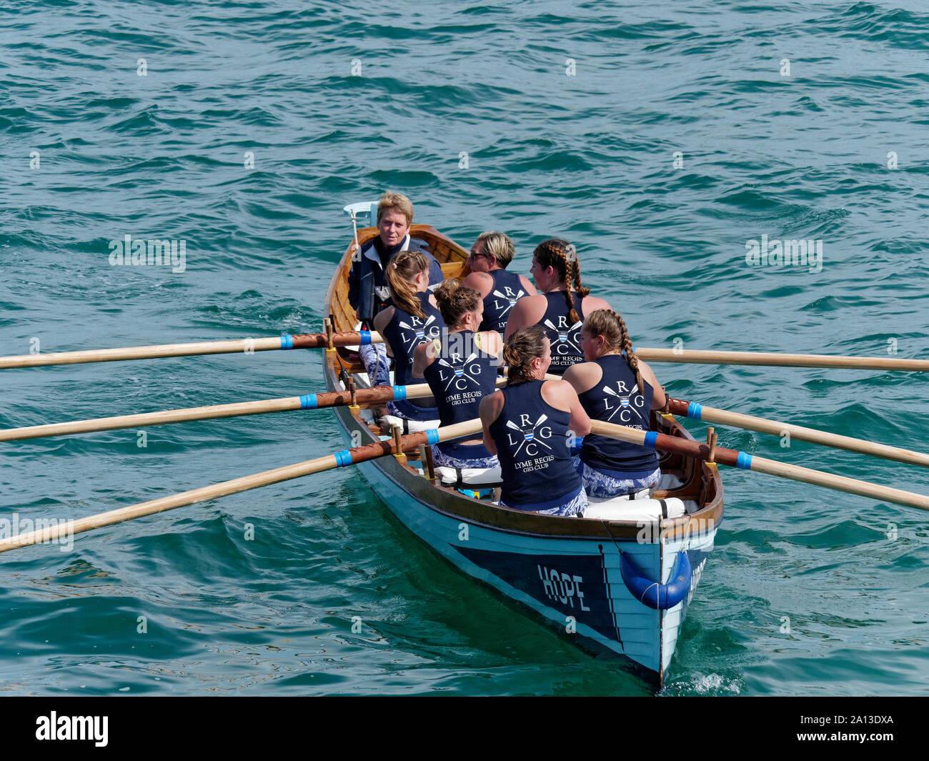 Frauen Rudern in Teams von sechs in traditioneller Handarbeit pilot gig Boote. Die jährliche West Country Fall zeichnet Teams aus Europa (London) Stockfoto