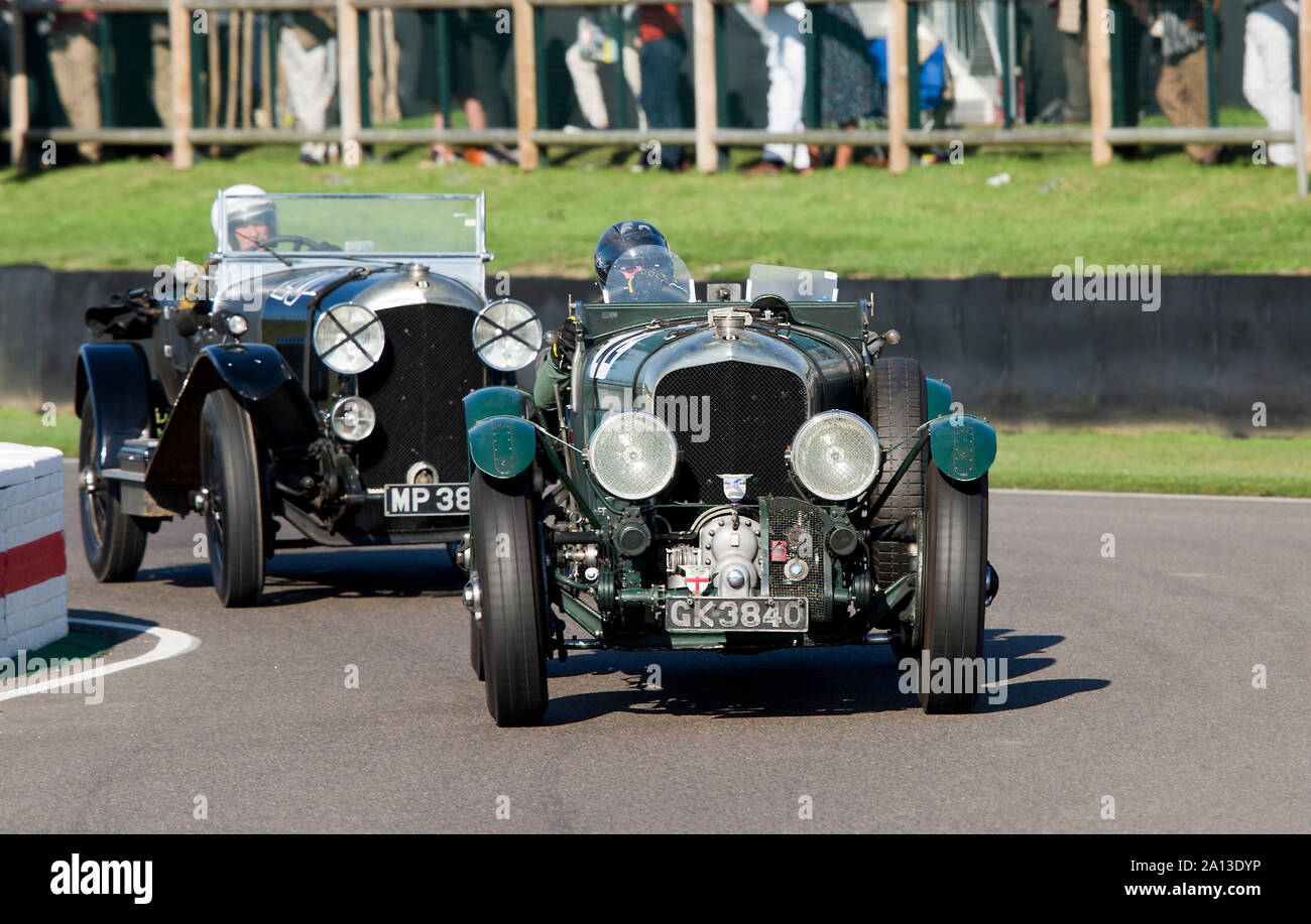 Jahrgang in der Bentley Brooklands Trophy Rennen auf dem Goodwood Revival 13. Sept 2019 in Chichester, England. Copyright Michael Cole Stockfoto