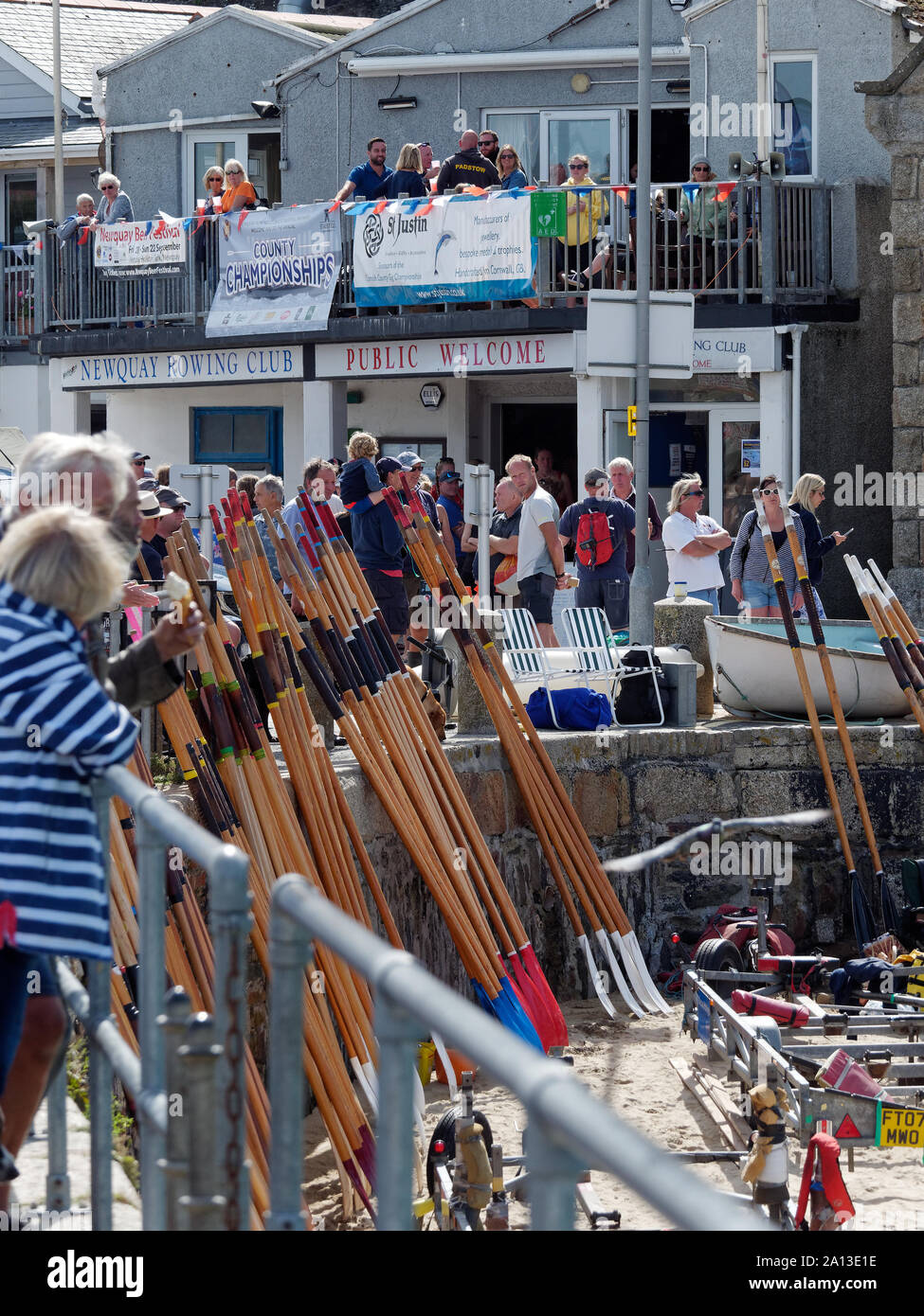Frauen Rudern in Teams von sechs in traditioneller Handarbeit pilot gig Boote. Die jährliche West Country Fall zeichnet Teams aus Europa (London) Stockfoto