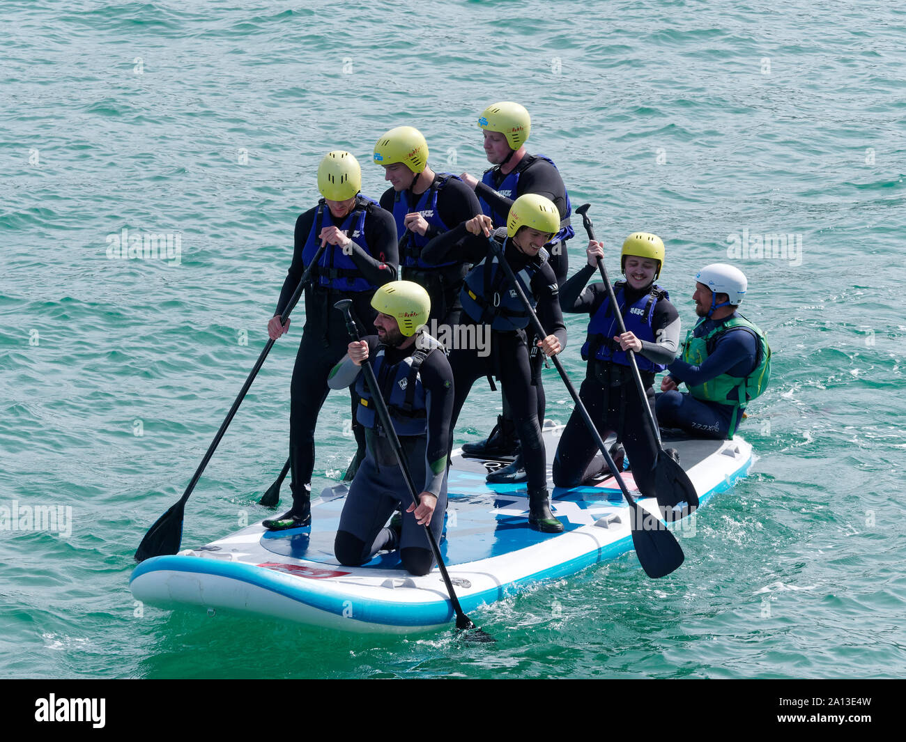 Frauen Rudern in Teams von sechs in traditioneller Handarbeit pilot gig Boote. Die jährliche West Country Fall zeichnet Teams aus Europa (London) Stockfoto
