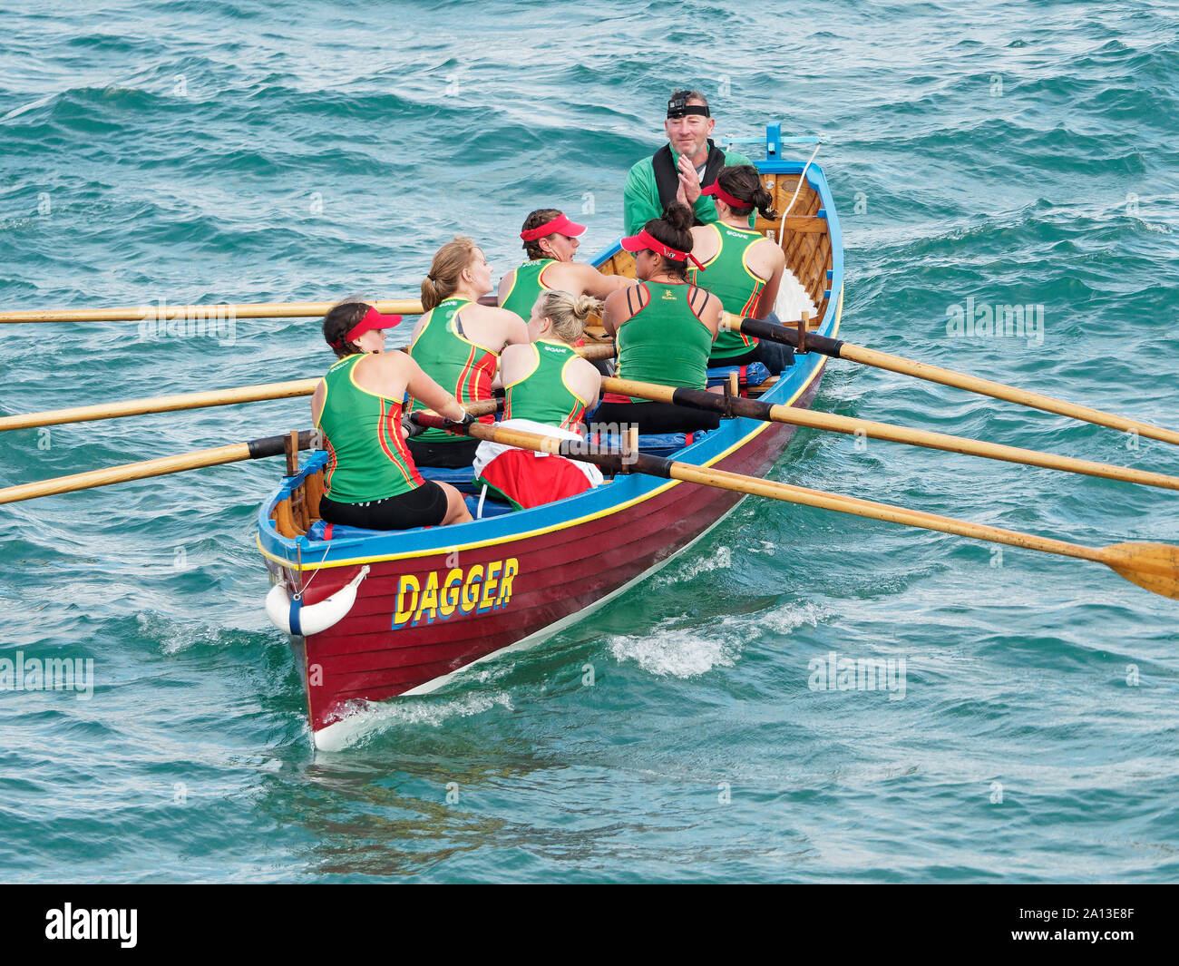 Frauen Rudern in Teams von sechs in traditioneller Handarbeit pilot gig Boote. Die jährliche West Country Fall zeichnet Teams aus Europa (London) Stockfoto