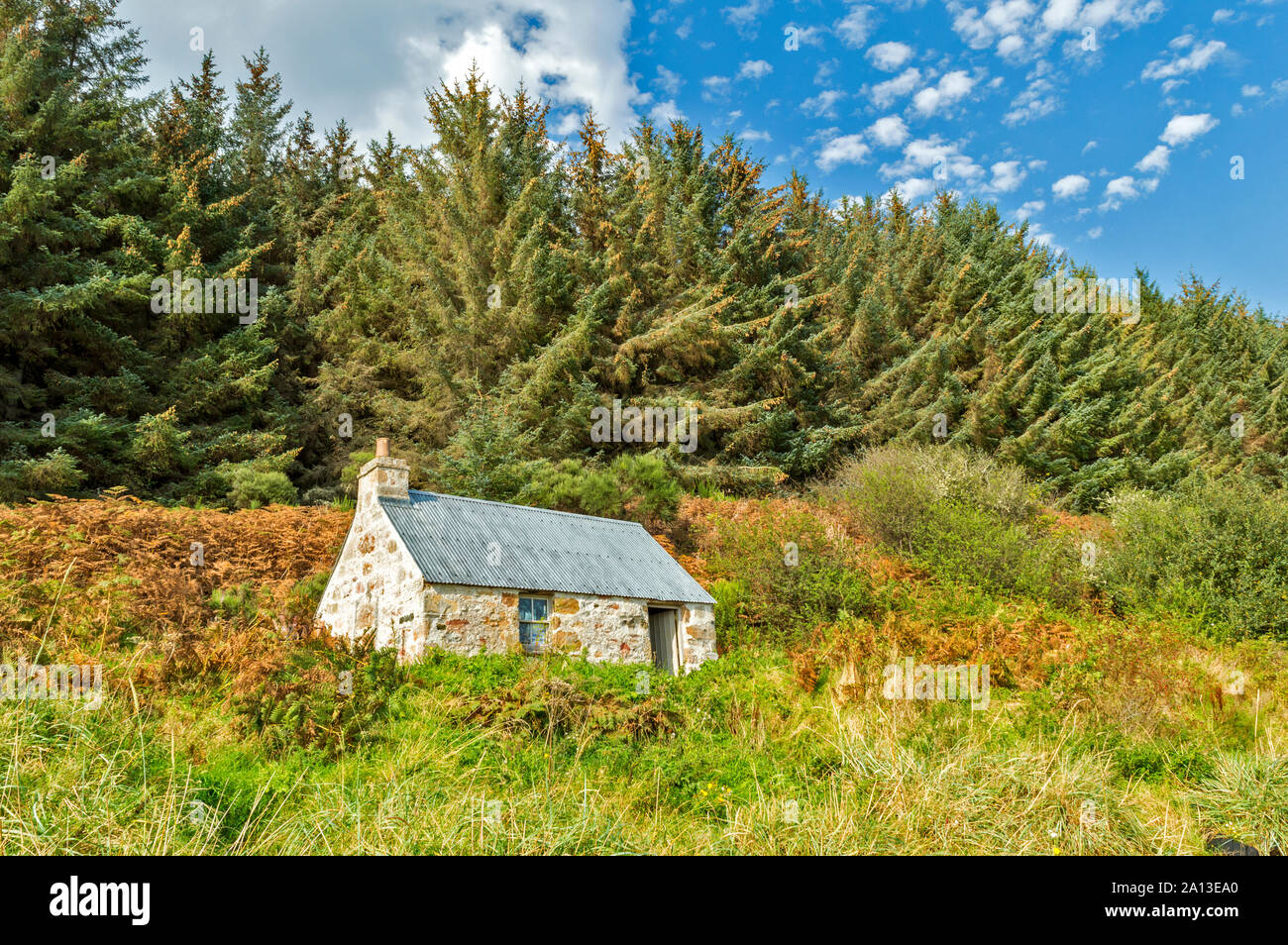 ROSEMARKIE zu CROMARTY SPAZIERGANG BLACK ISLE SCHOTTLAND DIE ALTE STEIN BOTHY verwendet als Zuflucht enthält erläuternde BOARDS AUF LACHS ANGELN UND HUGH MILLER Stockfoto