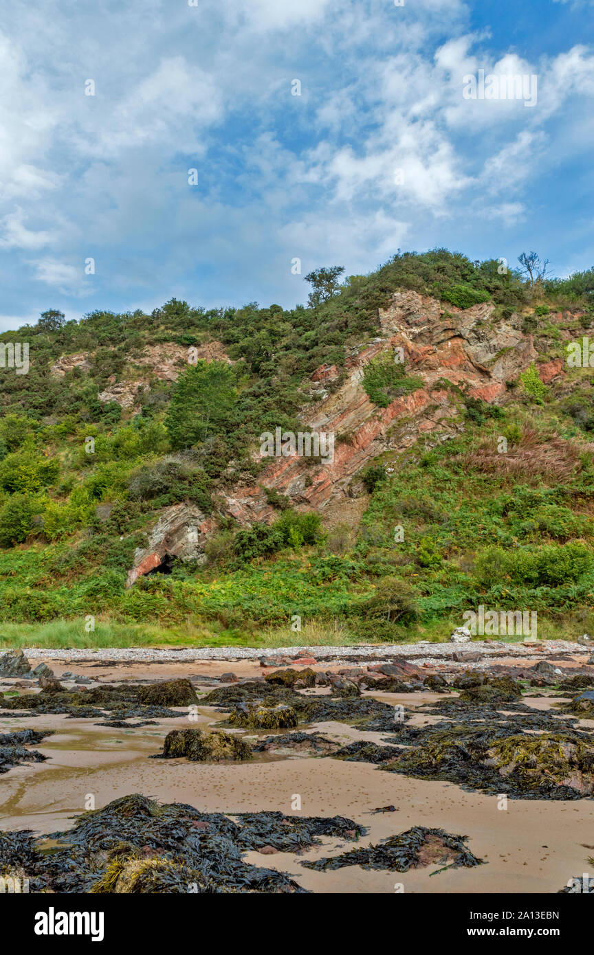 ROSEMARKIE zu CROMARTY SPAZIERGANG BLACK ISLE SCHOTTLAND BLICK AUF CAIRDS HÖHLE UND FELSFORMATION vom Strand bei Ebbe Stockfoto