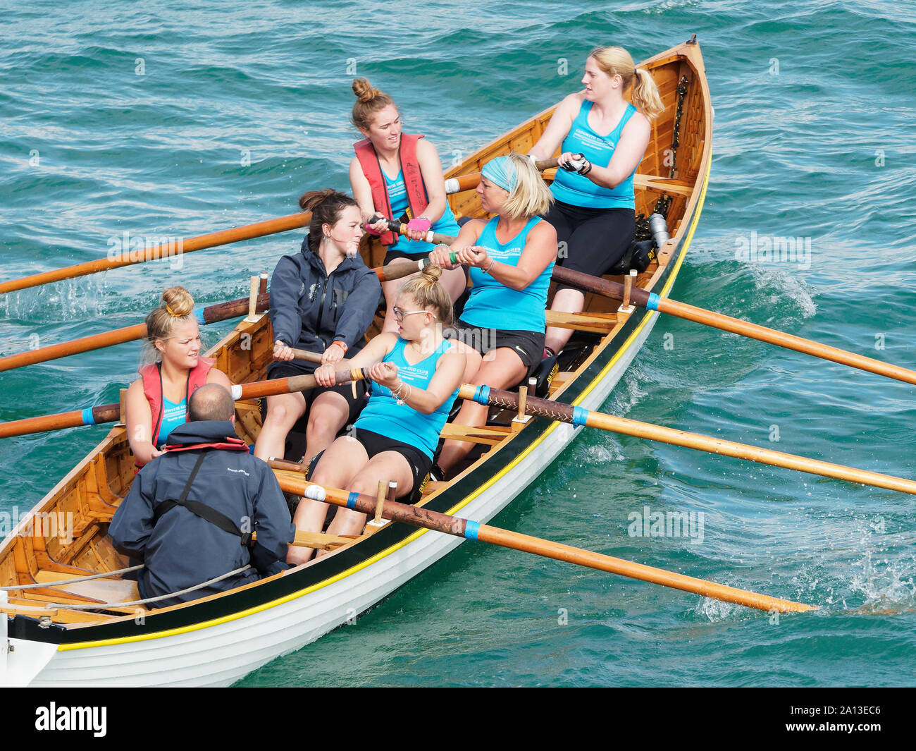 Frauen Rudern in Teams von sechs in traditioneller Handarbeit pilot gig Boote. Die jährliche West Country Fall zeichnet Teams aus Europa (London) Stockfoto