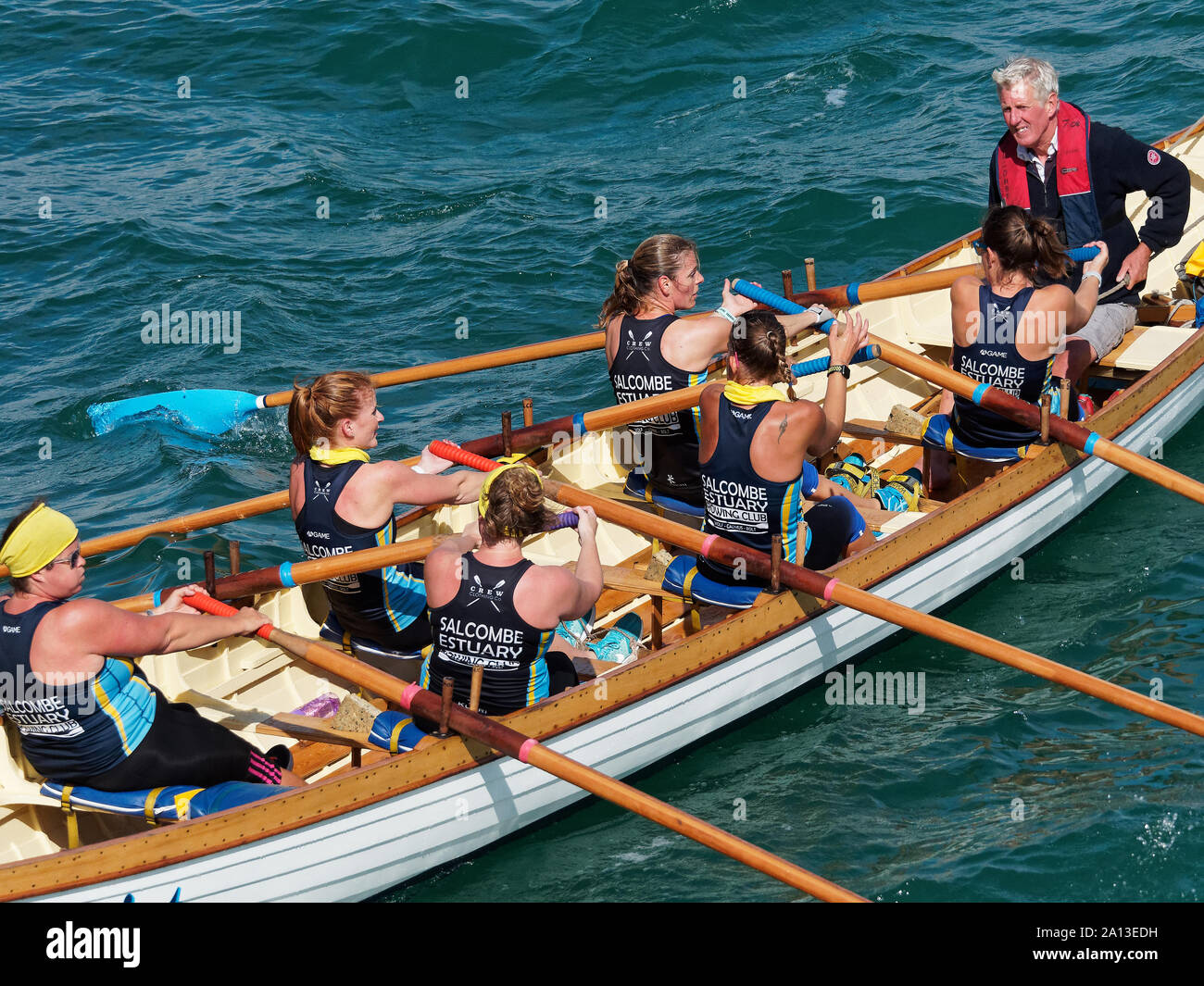 Frauen Rudern in Teams von sechs in traditioneller Handarbeit pilot gig Boote. Die jährliche West Country Fall zeichnet Teams aus Europa (London) Stockfoto