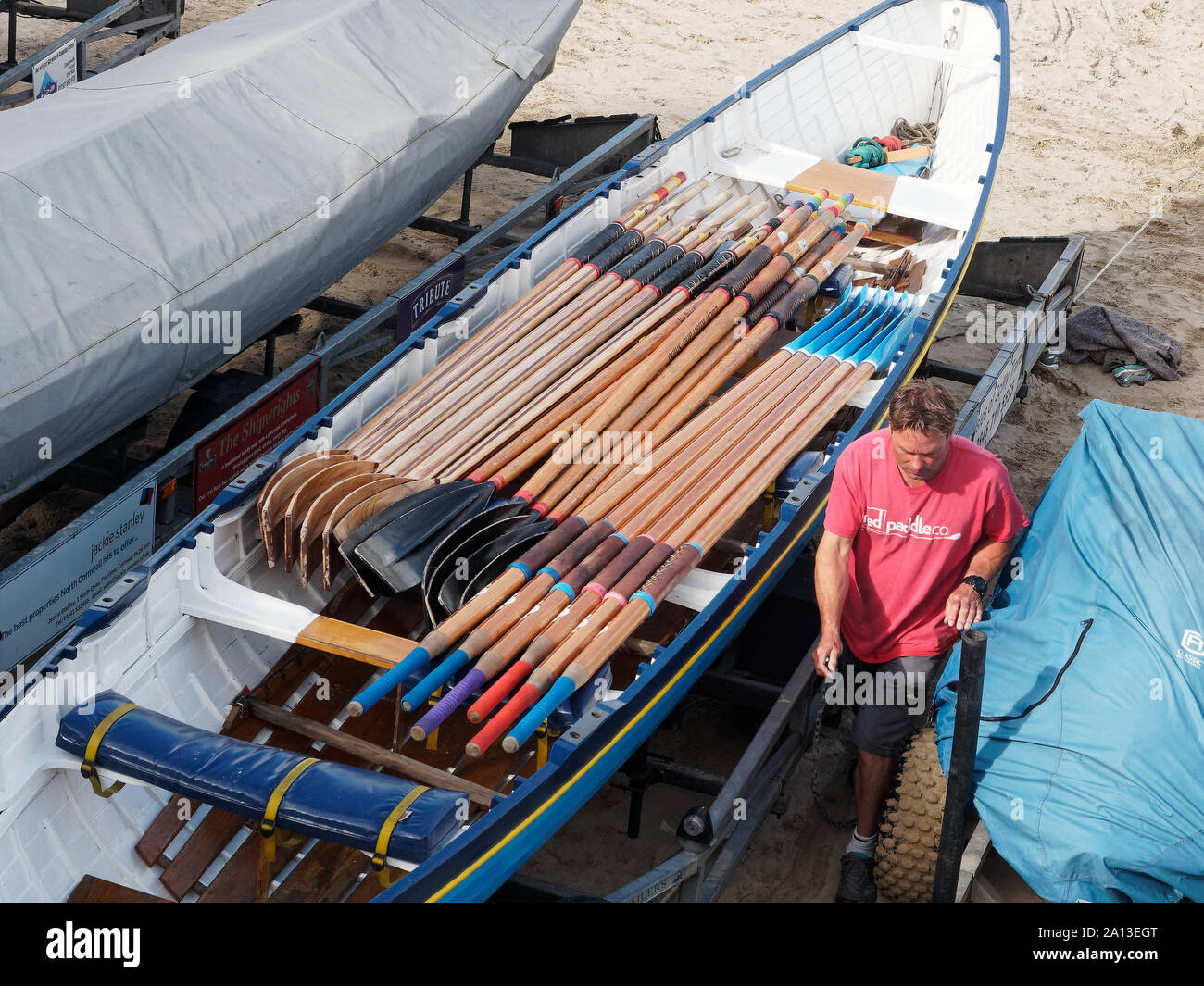 Frauen Rudern in Teams von sechs in traditioneller Handarbeit pilot gig Boote. Die jährliche West Country Fall zeichnet Teams aus Europa (London) Stockfoto