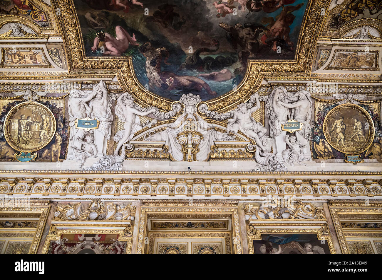 Frankreich, Paris - 16. MAI 2016: Fragment von der Fertigung eine sehr schöne Decke in der Galerie des Apollo im Louvre Stockfoto