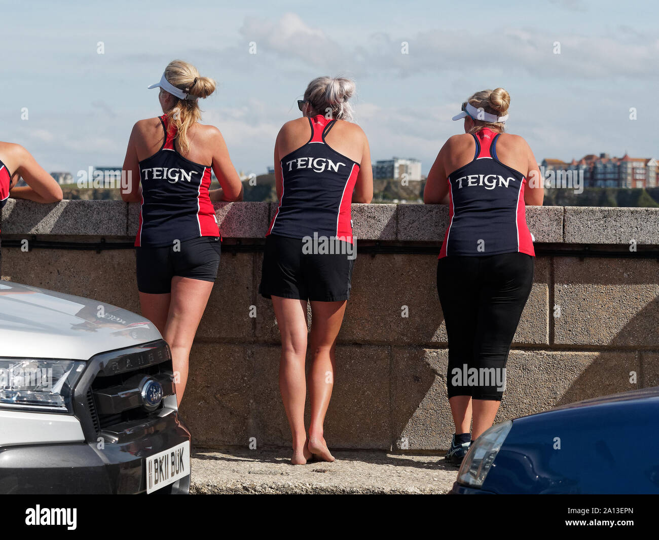 Frauen Rudern in Teams von sechs in traditioneller Handarbeit pilot gig Boote. Die jährliche West Country Fall zeichnet Teams aus Europa (London) Stockfoto