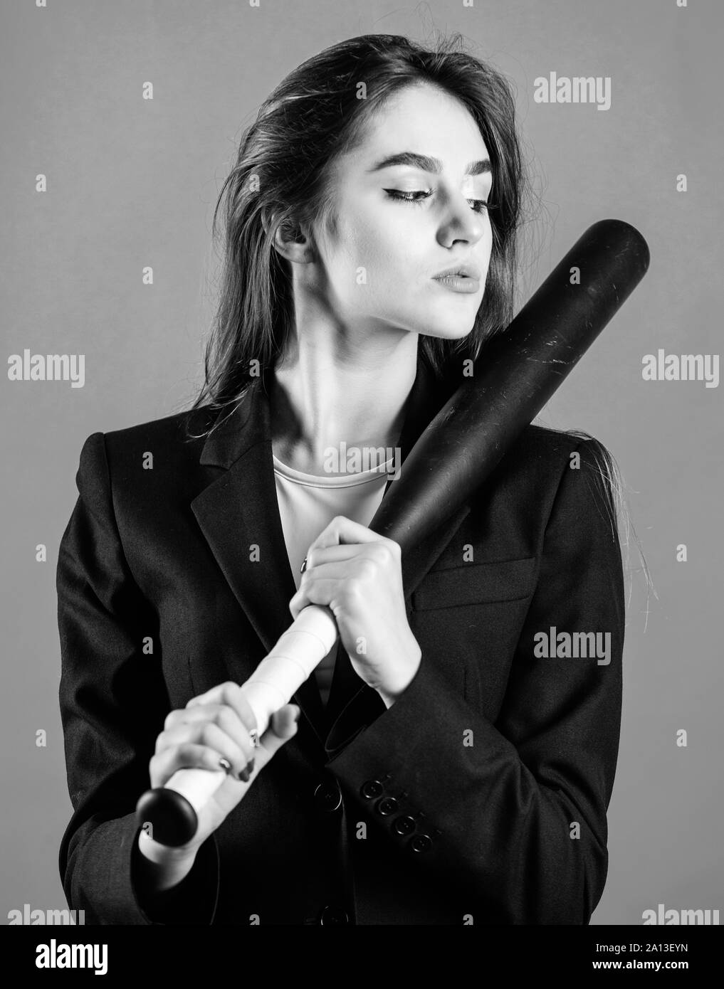 Entscheidende Aktionen. Vertrauen und Stärke. Das Spiel. Schön und gefährlich. Frau hübsches Mädchen tragen formalen Jacke und halten Sie Baseball Bat. Business Strategie. Aggressiv. Business Lady Boss. Stockfoto