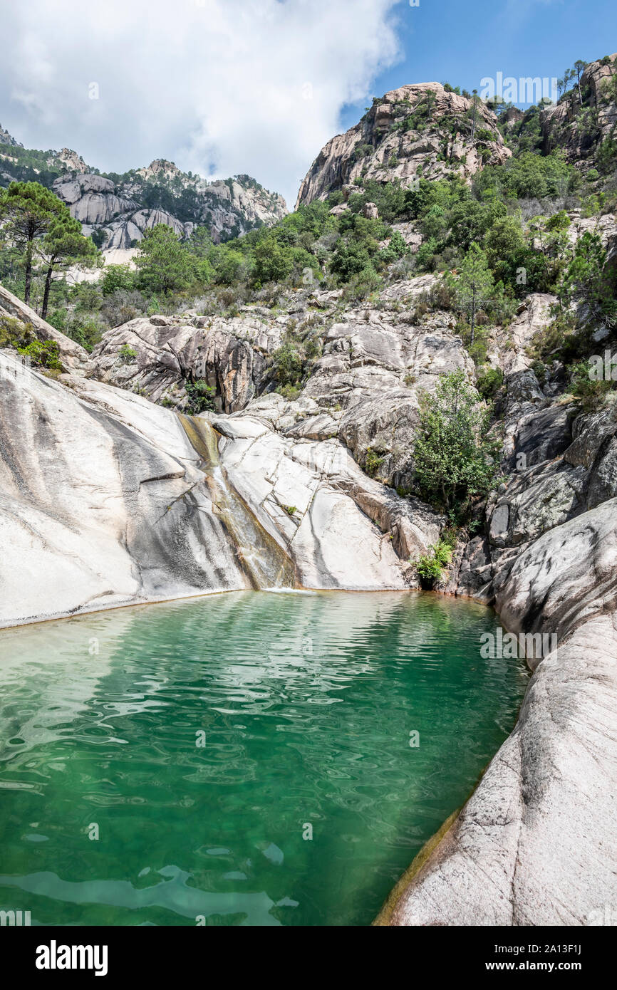 Wasserfall und natürlichen Pool im Purcaraccia Canyon in Bavella im Sommer. Sie werden durch das klare Wasser mit erstaunlichen natürlichen Folien gehen. Korsika (FR) Stockfoto